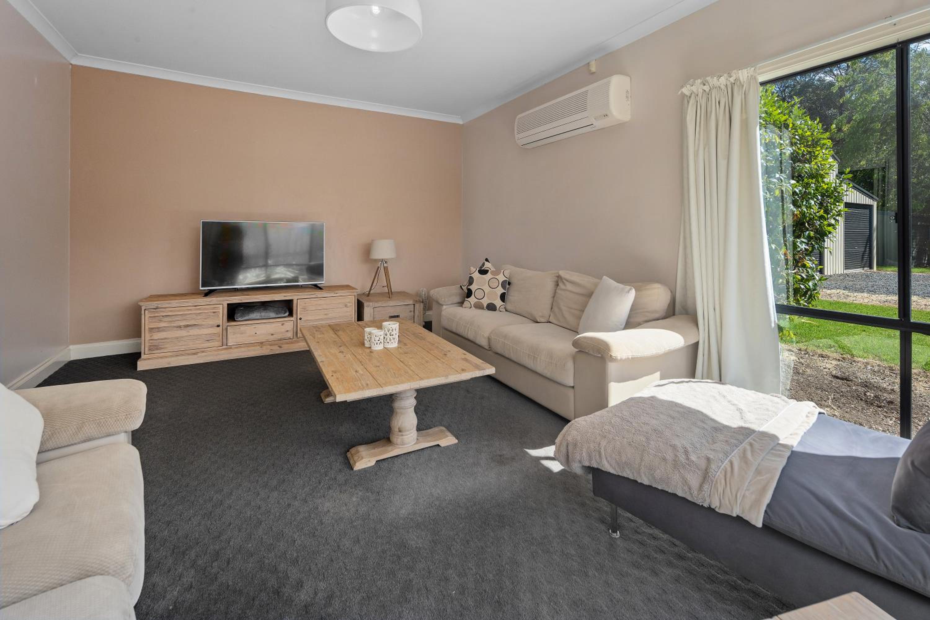 A Holiday Home for All Seasons - Modern, Peaceful, Family Friendly