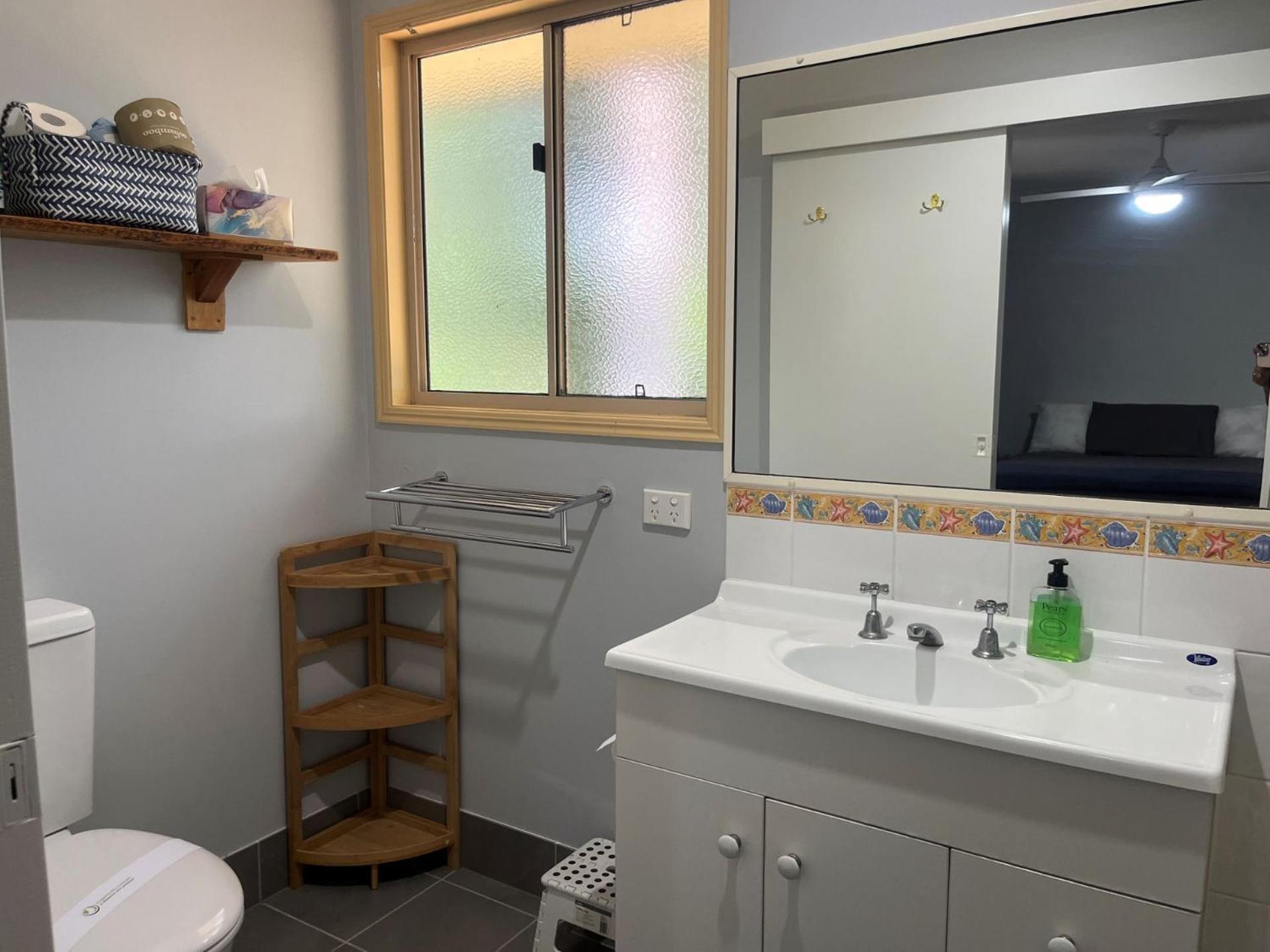 6 Redwood Court Rainbow Shores - Pets Welcome Fenced yard
