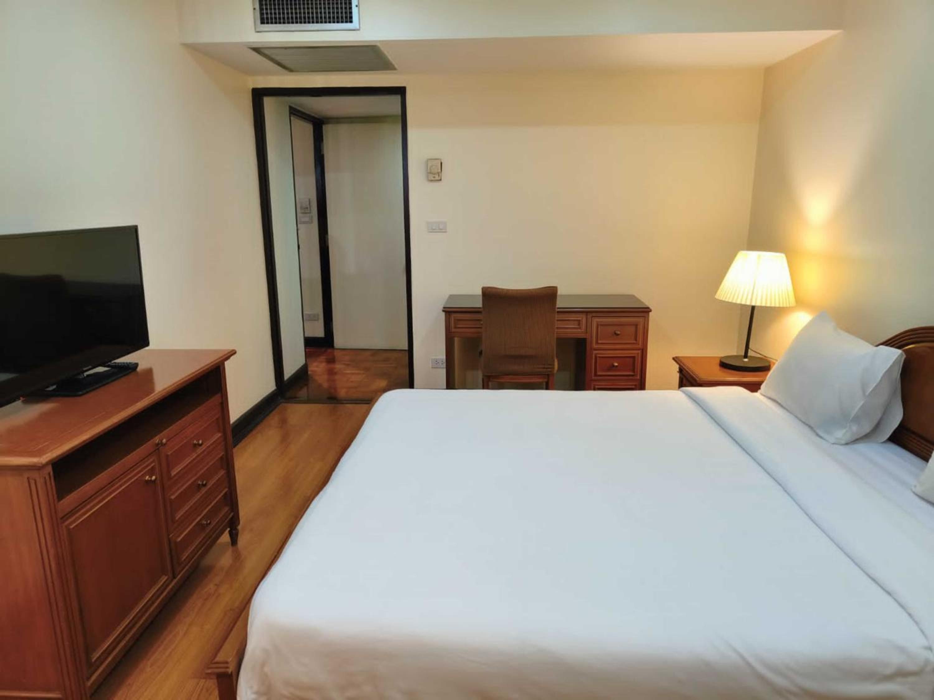 Fully Furnished Omni Tower Apartments Nana - Sukhumvit soi 4