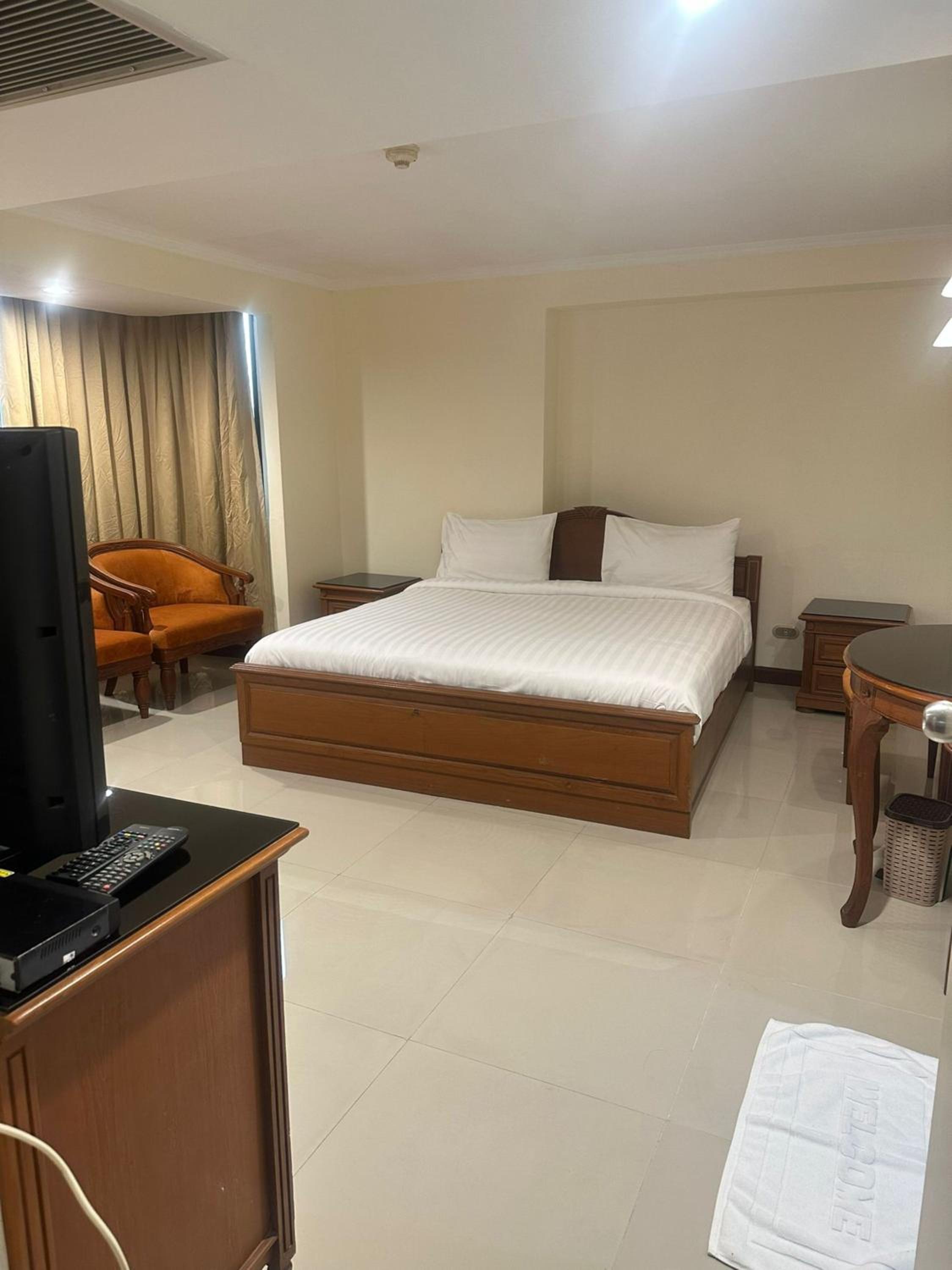 Fully Furnished Omni Tower Apartments Nana - Sukhumvit soi 4