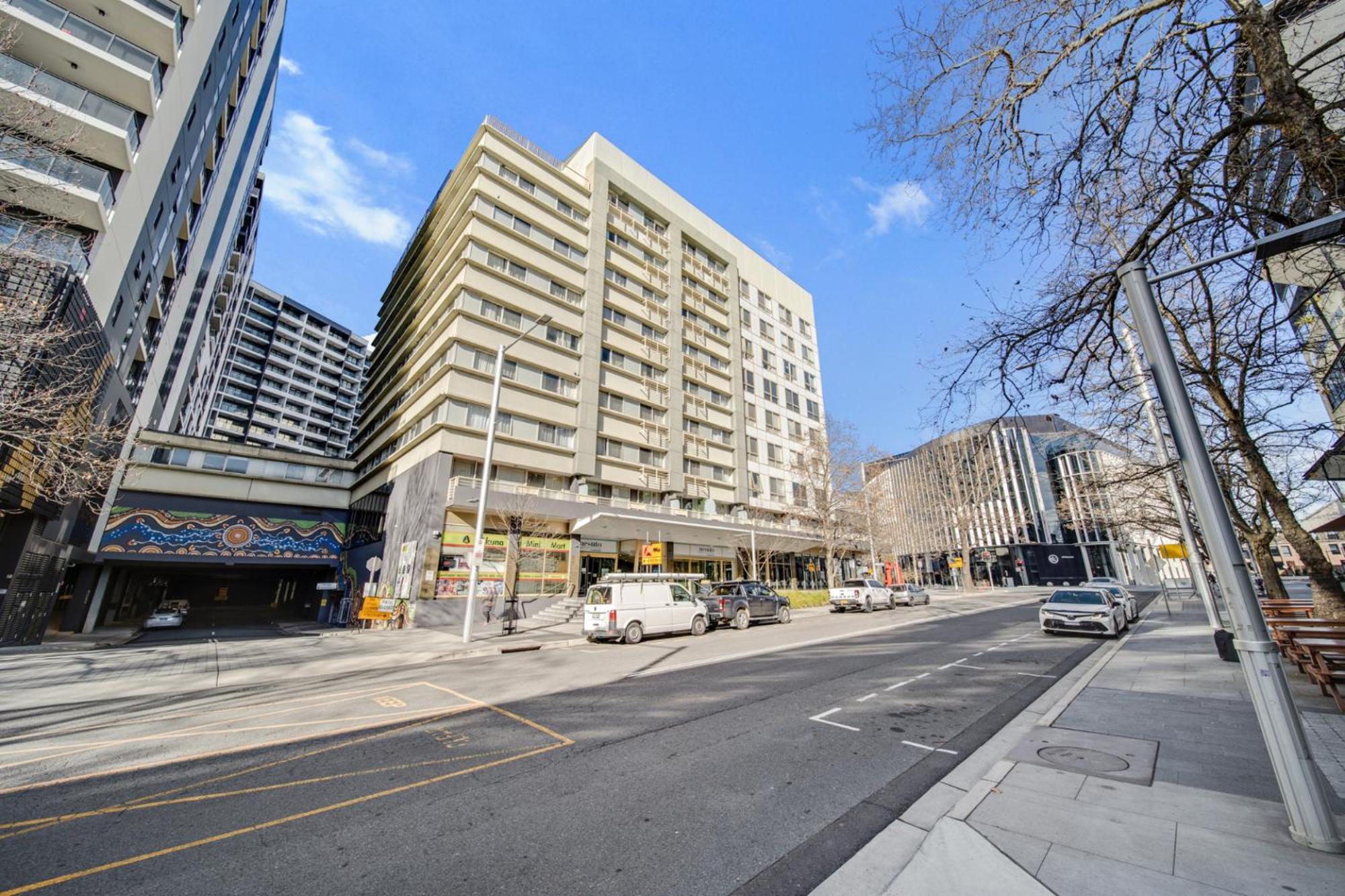 Center 1-Bed with Sauna, Gym, BBQ & Parking