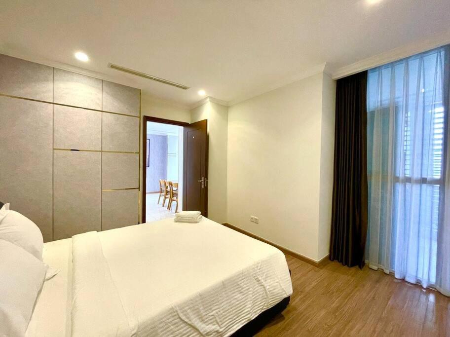 3BR, landmark apt view