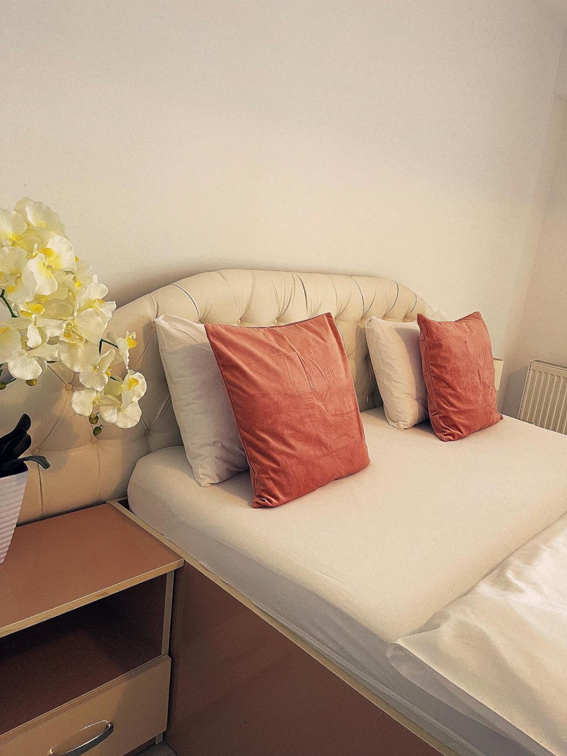 Close to the Airport 15 minutes walk & Therme -SELF CHECK-IN view 4