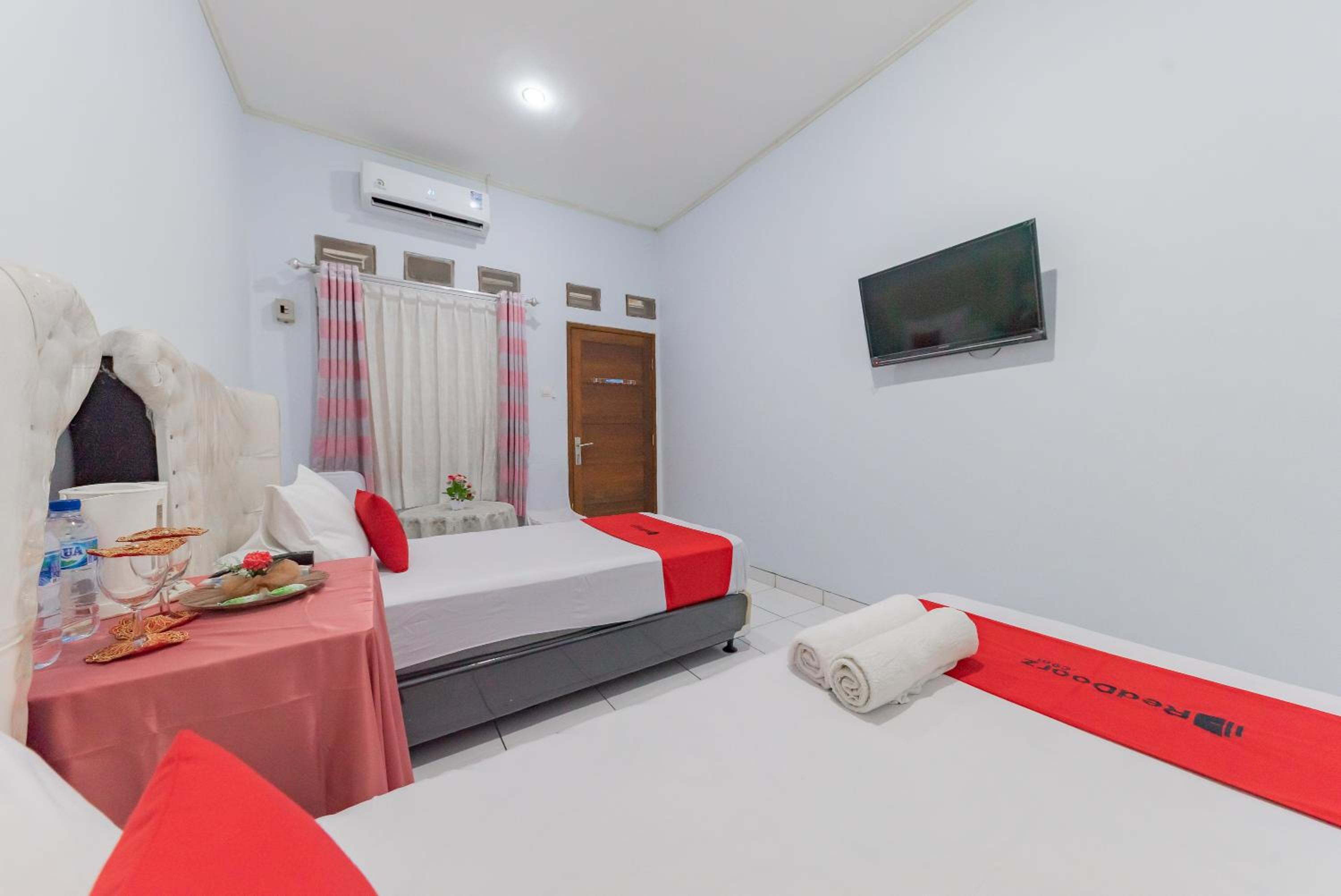 RedDoorz Syariah near Alun Alun Sumedang view 5