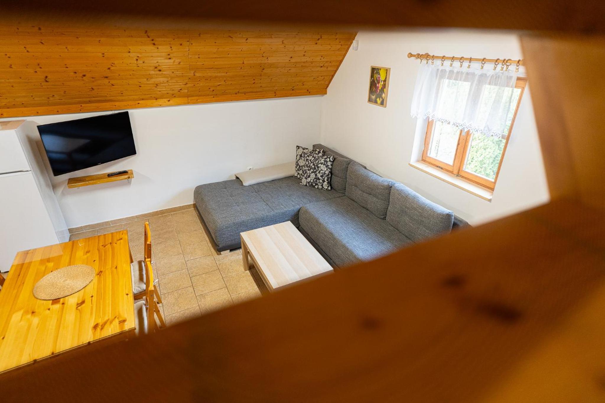 SKLÍPEK POD STOLOVOU HOROU