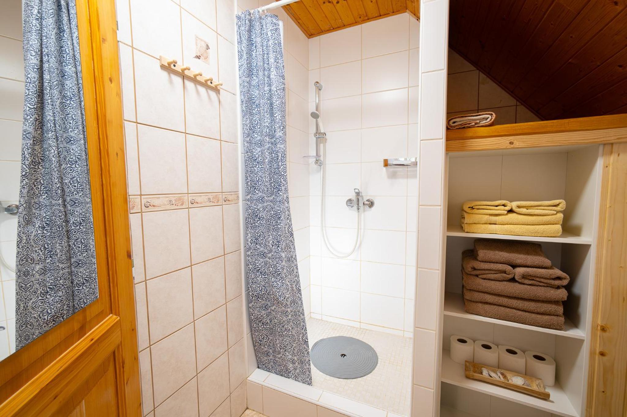 SKLÍPEK POD STOLOVOU HOROU