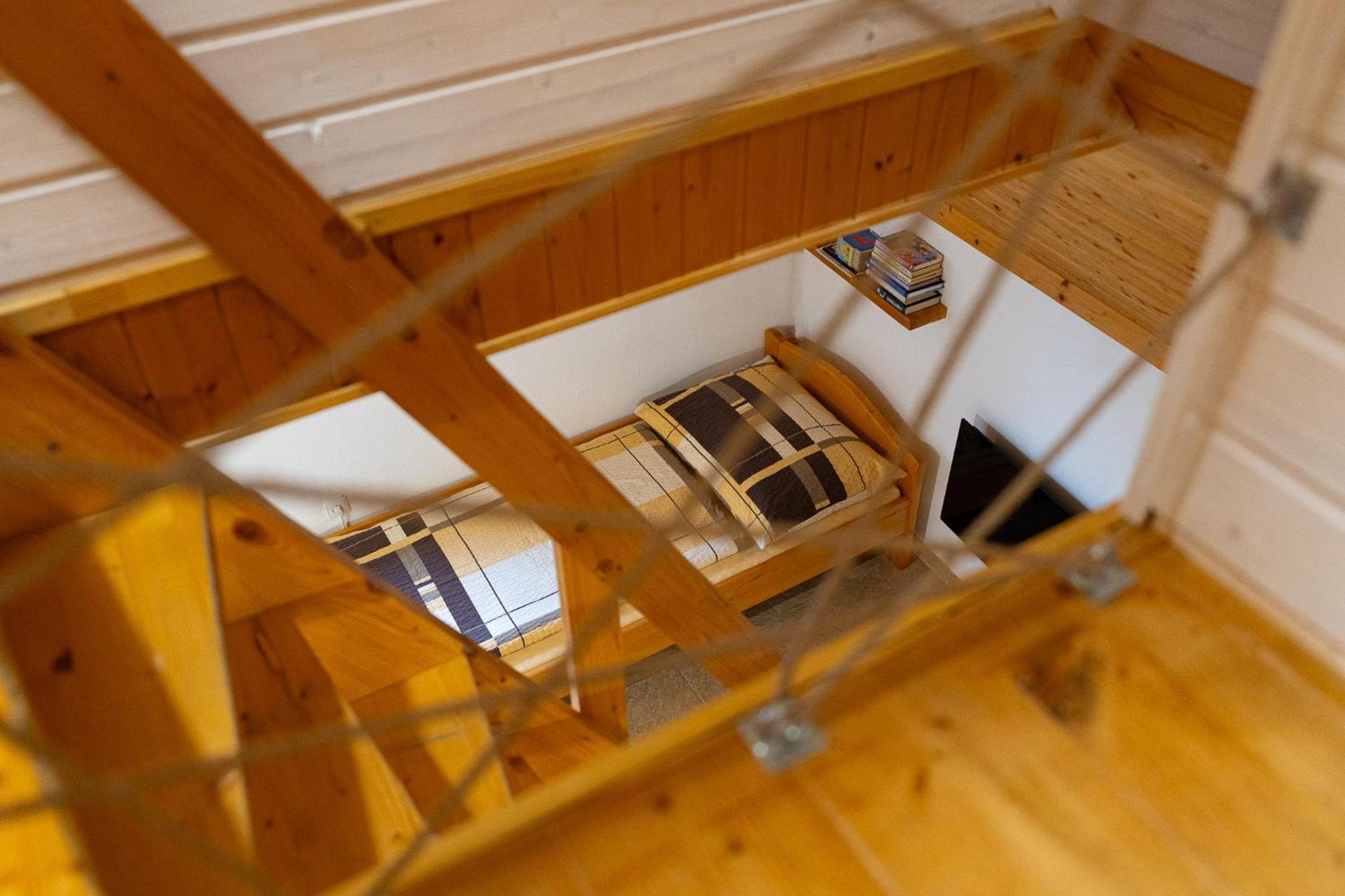 SKLÍPEK POD STOLOVOU HOROU
