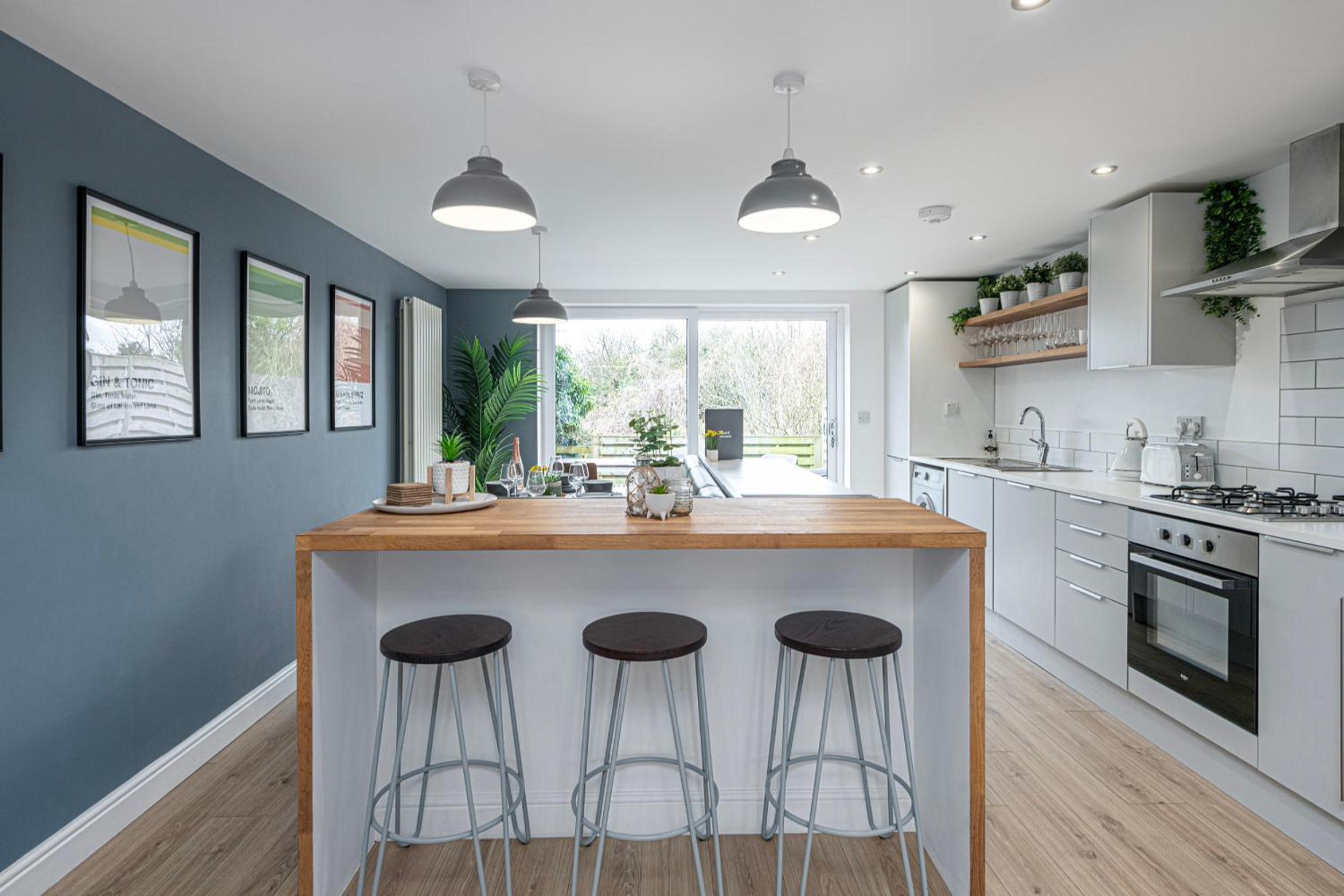 3 BED-EN-SUITE-PRIVATE-PARKING- Near RHOSNEIGR view 2