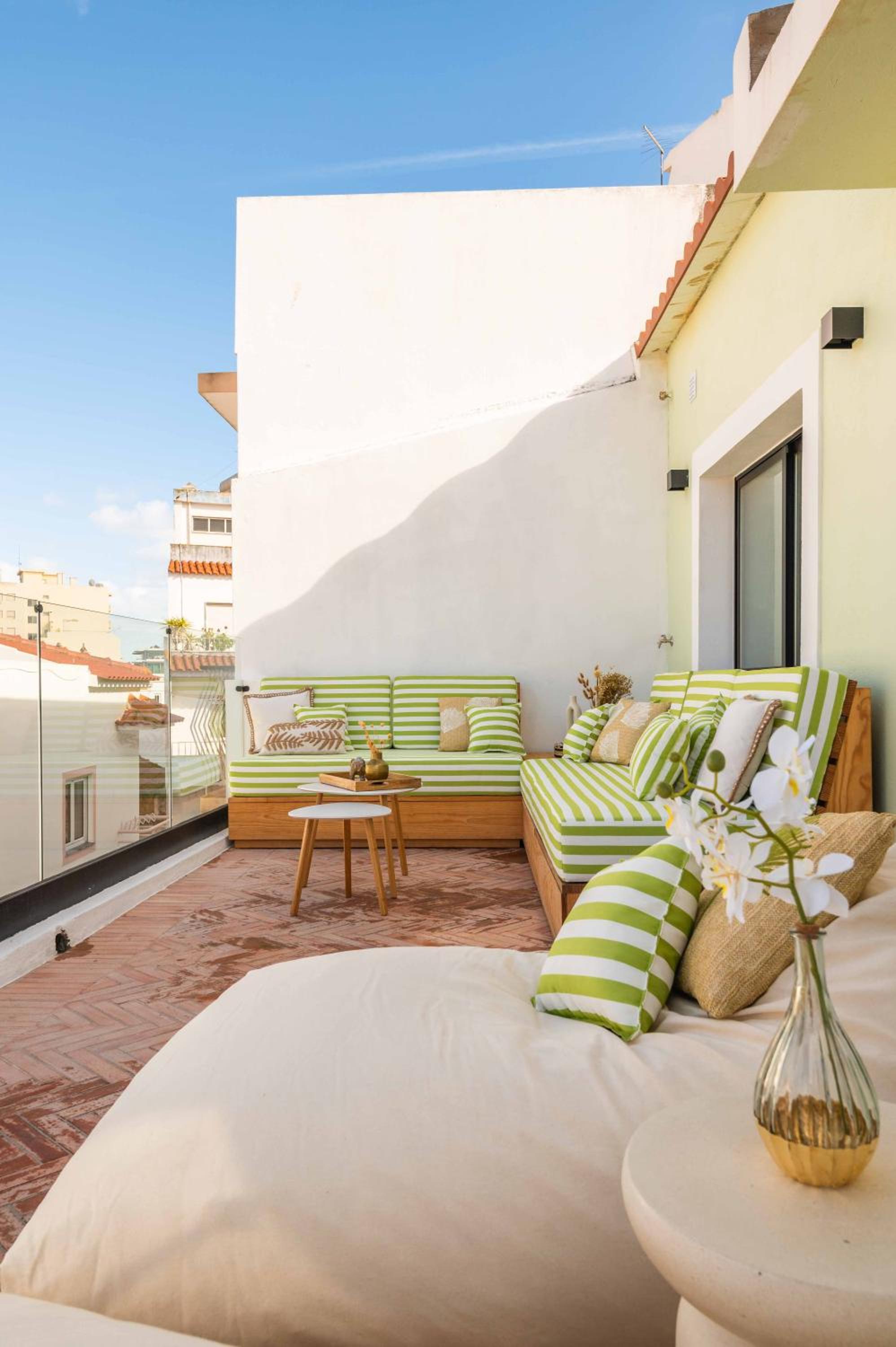 Beach Townhouse - Luxury, Wi-Fi, AC, 2 mins from the beach