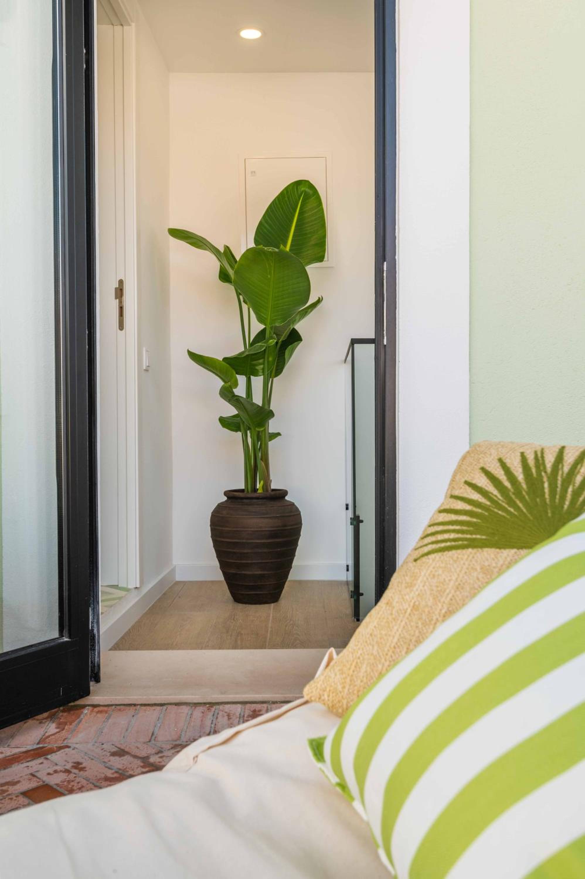 Beach Townhouse - Luxury, Wi-Fi, AC, 2 mins from the beach