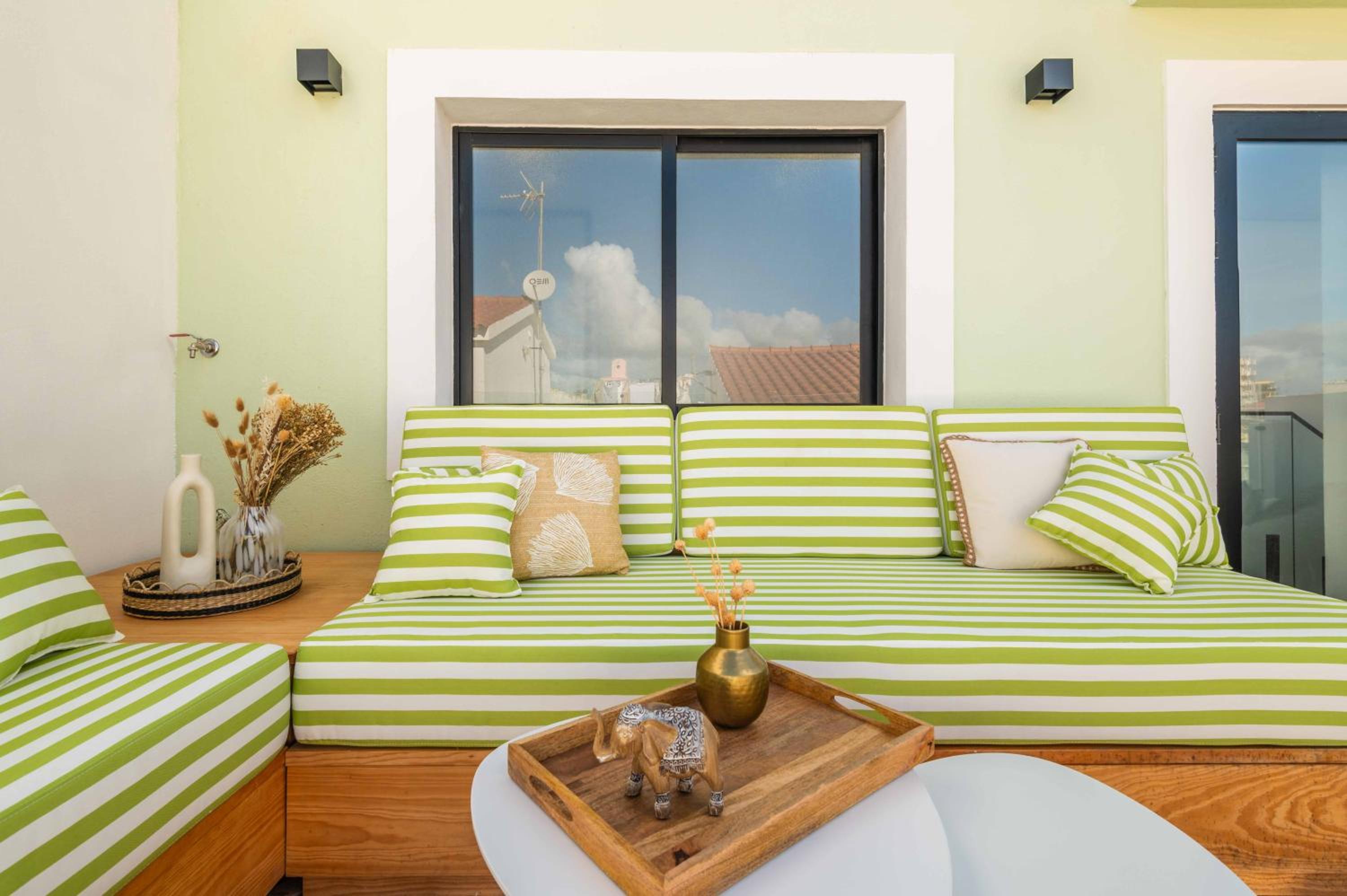 Beach Townhouse - Luxury, Wi-Fi, AC, 2 mins from the beach