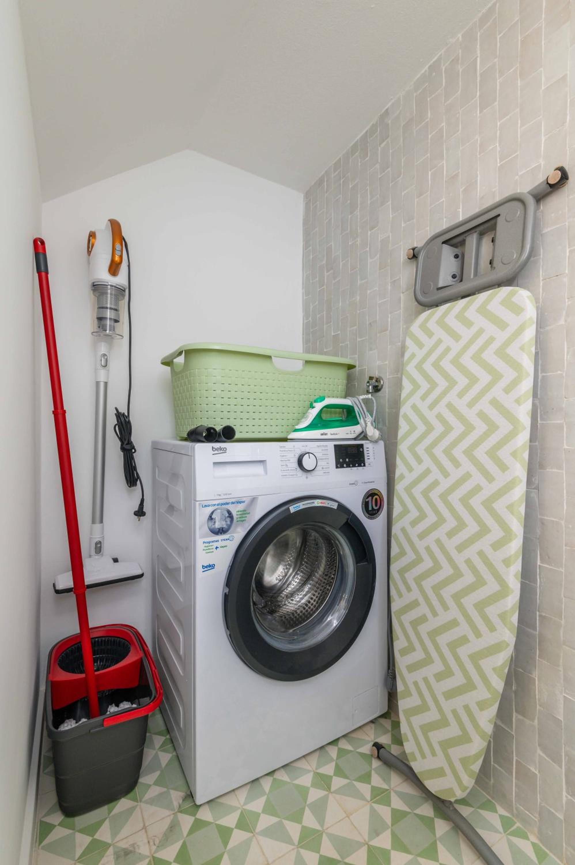 Beach Townhouse - Luxury, Wi-Fi, AC, 2 mins from the beach