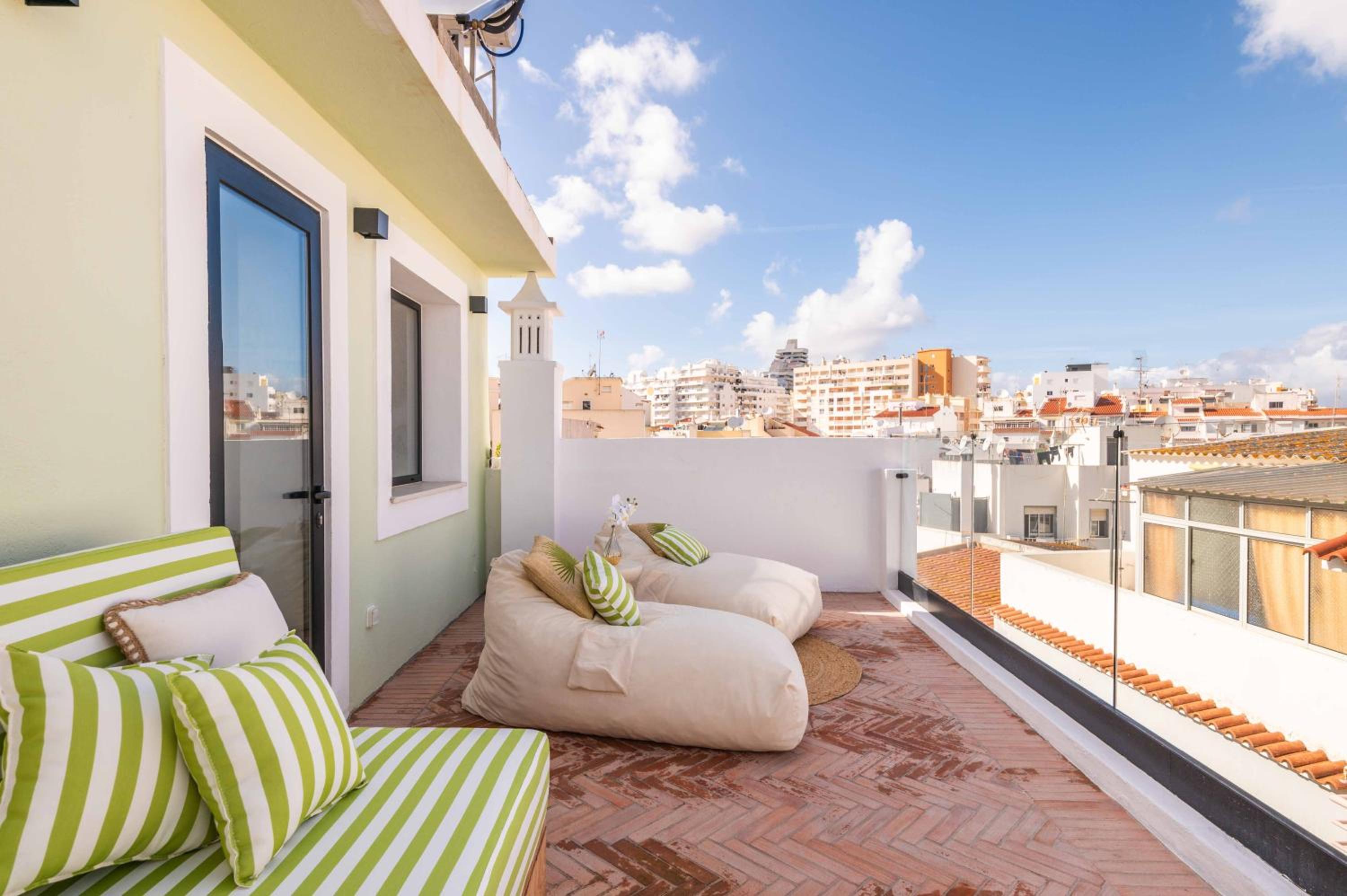 Beach Townhouse - Luxury, Wi-Fi, AC, 2 mins from the beach