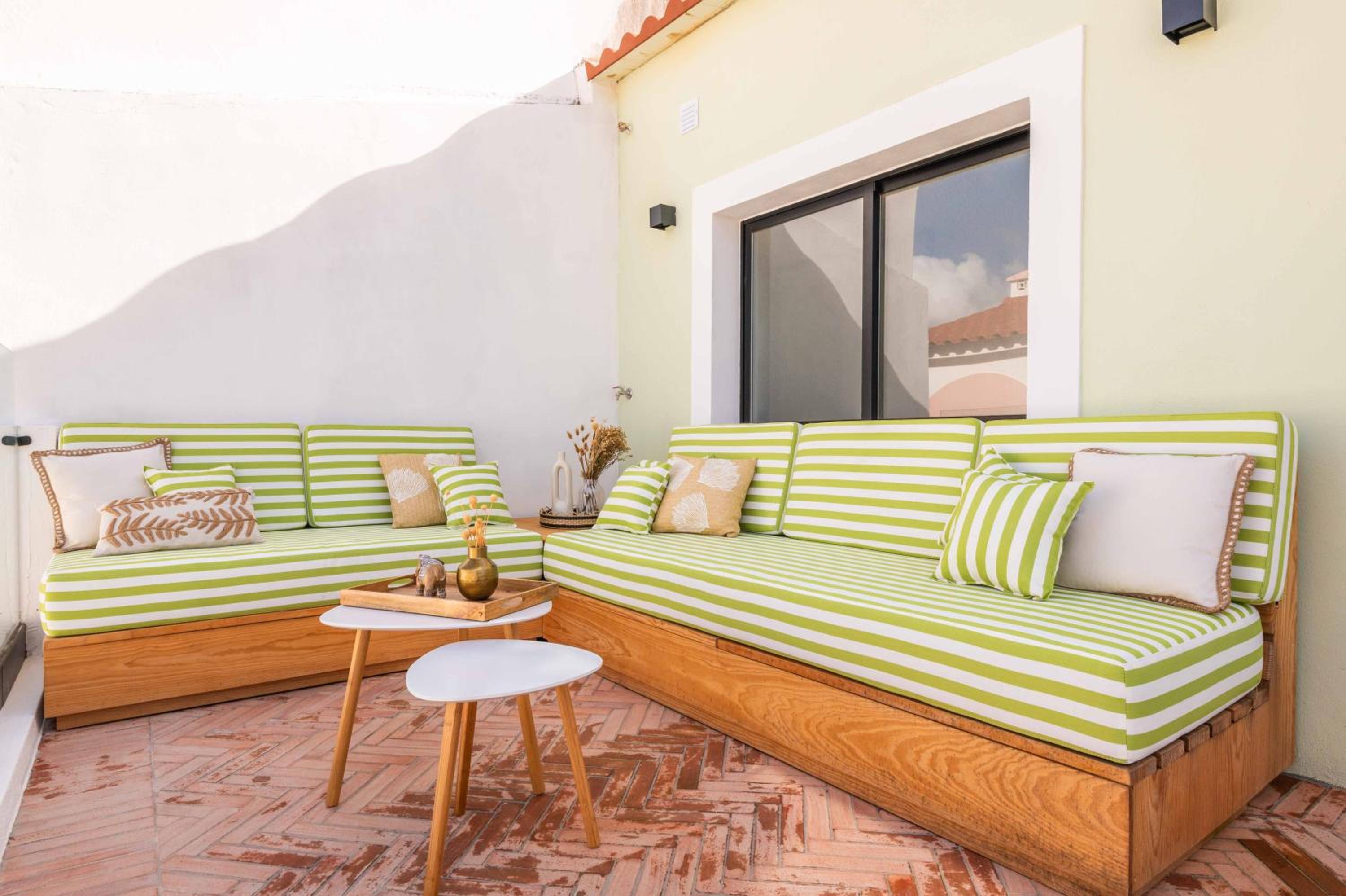 Beach Townhouse - Luxury, Wi-Fi, AC, 2 mins from the beach