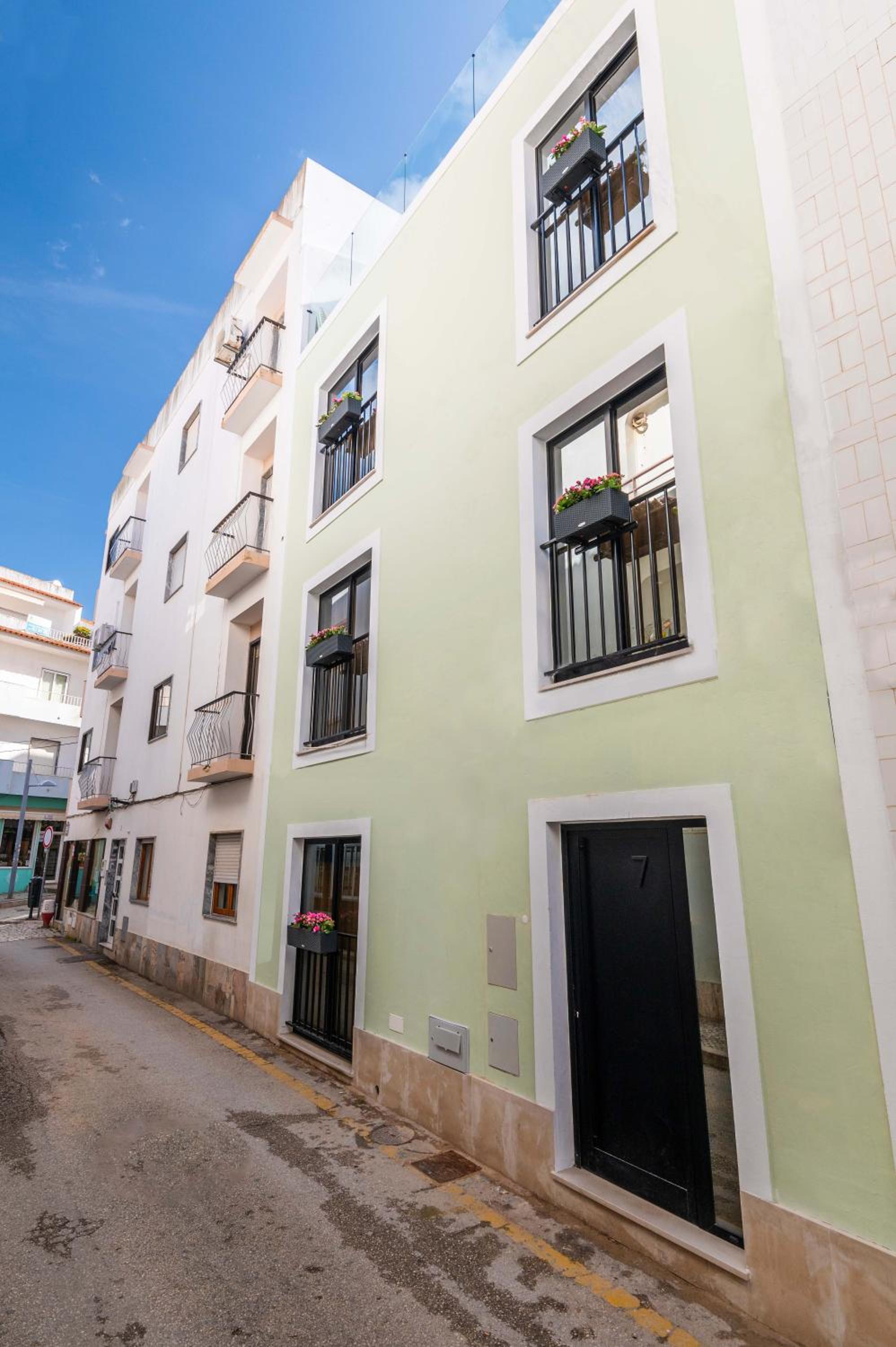 Beach Townhouse - Luxury, Wi-Fi, AC, 2 mins from the beach