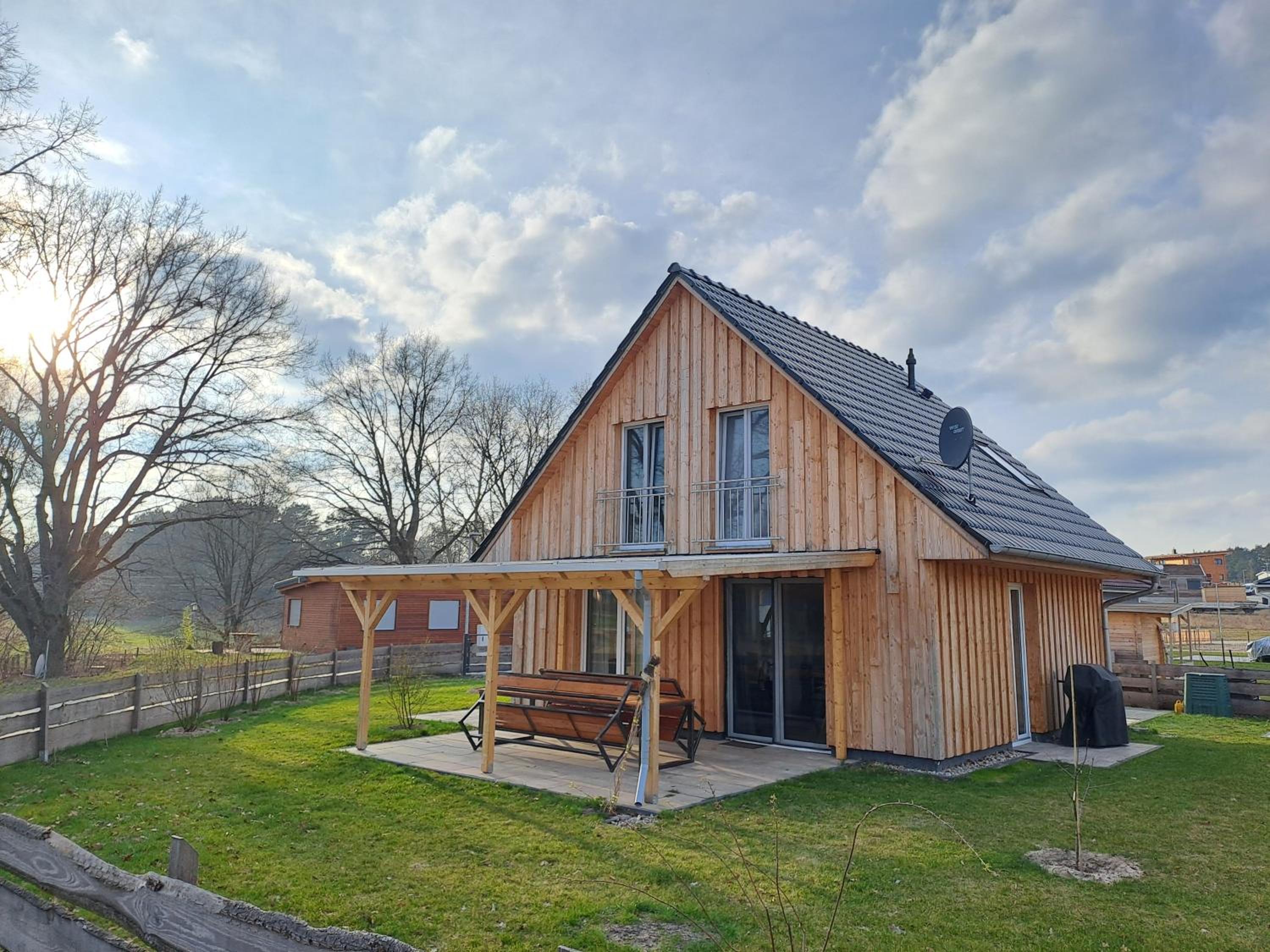Haus am Seeufer mit Badestelle in 200m, große Sonnenterrasse, umzäunter Garten, Hunde willkommen