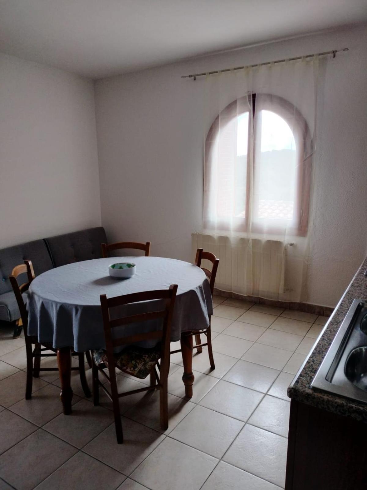 Bandi en San Teodoro — kitchen