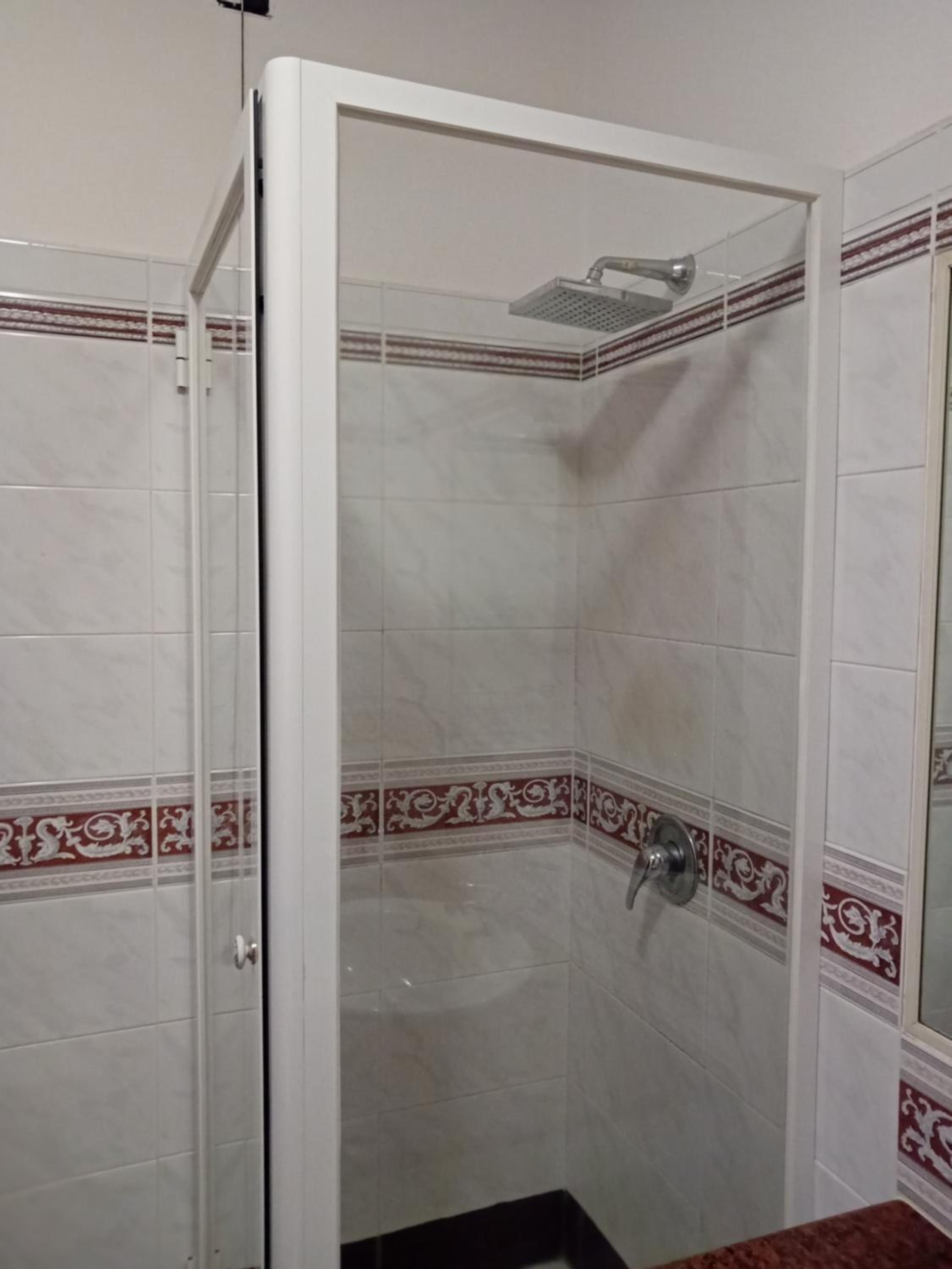 Bandi en San Teodoro — bathroom