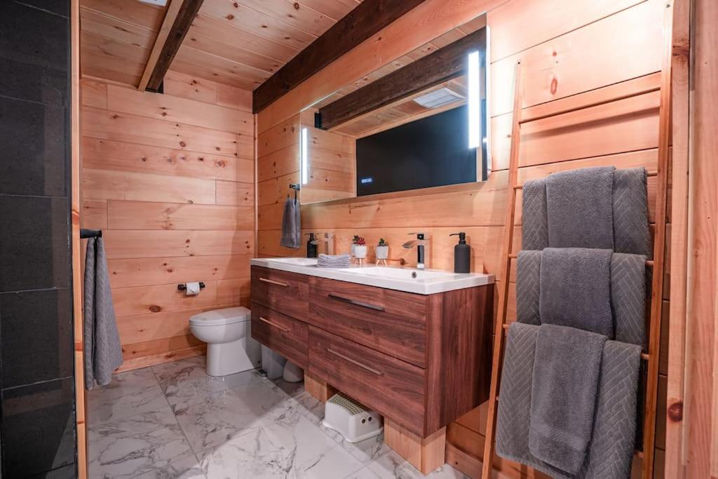Private Hot Tub & Modern Sweet House