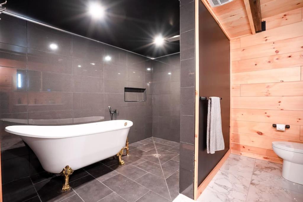Private Hot Tub & Modern Sweet House