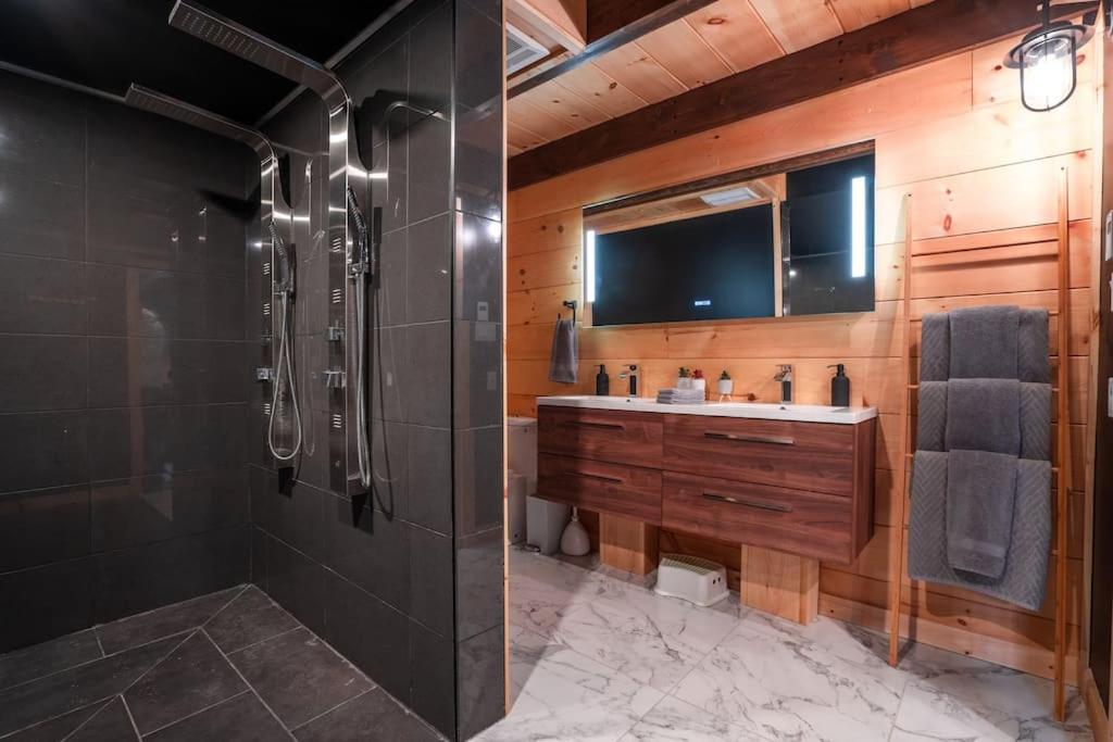Private Hot Tub & Modern Sweet House