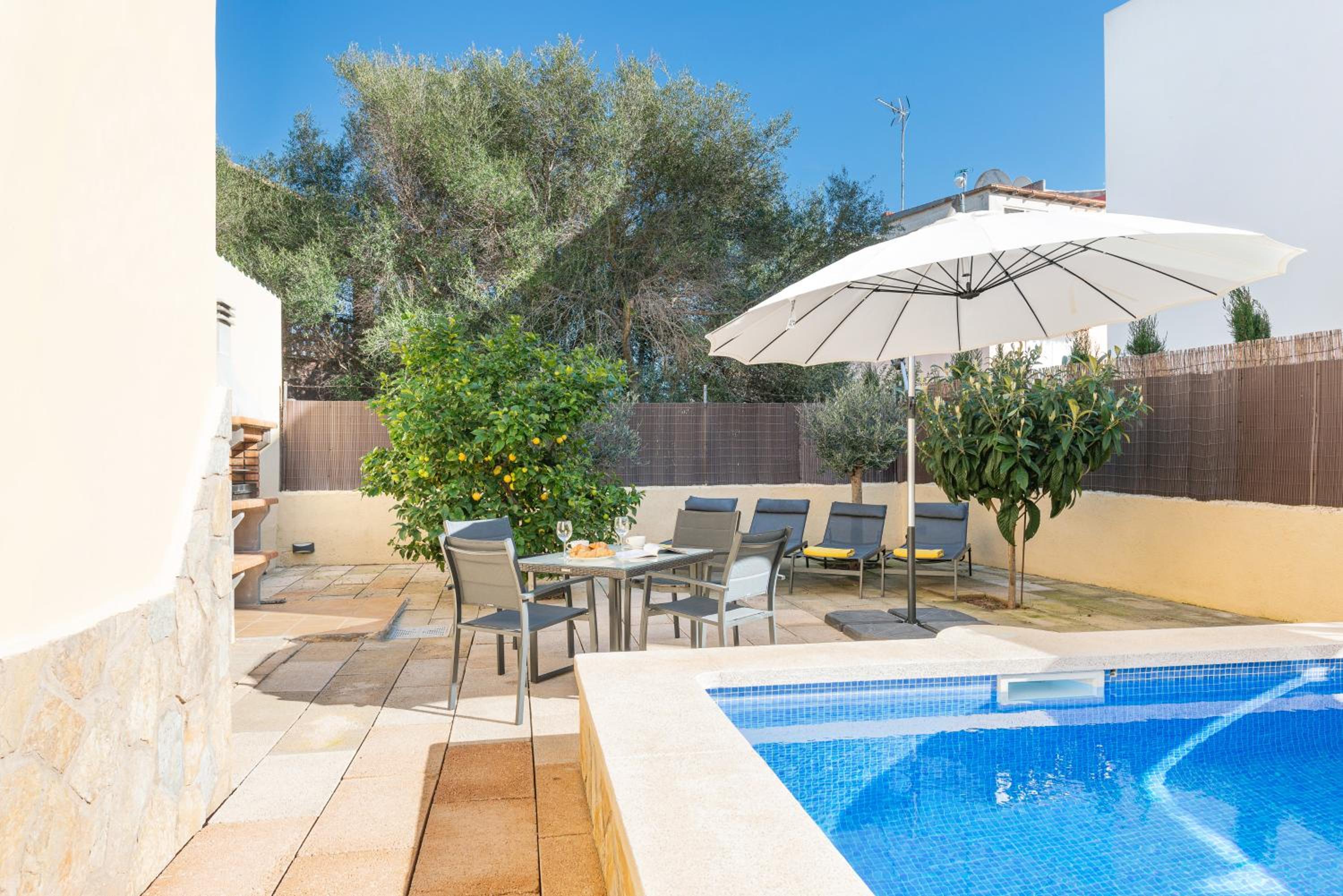Amplia villa en Mallorca con jardín, 4 dormitorios y zona BBQ Cerca del mar en Portocolom view 3