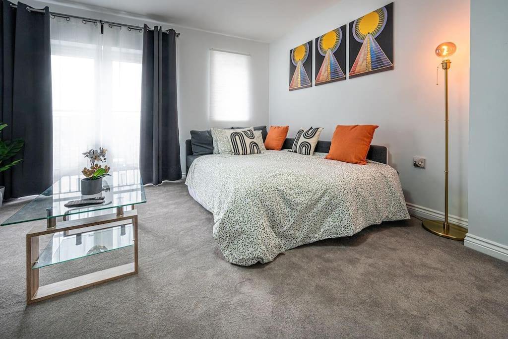 Reading 2-Bed Apartment & Parking view 2