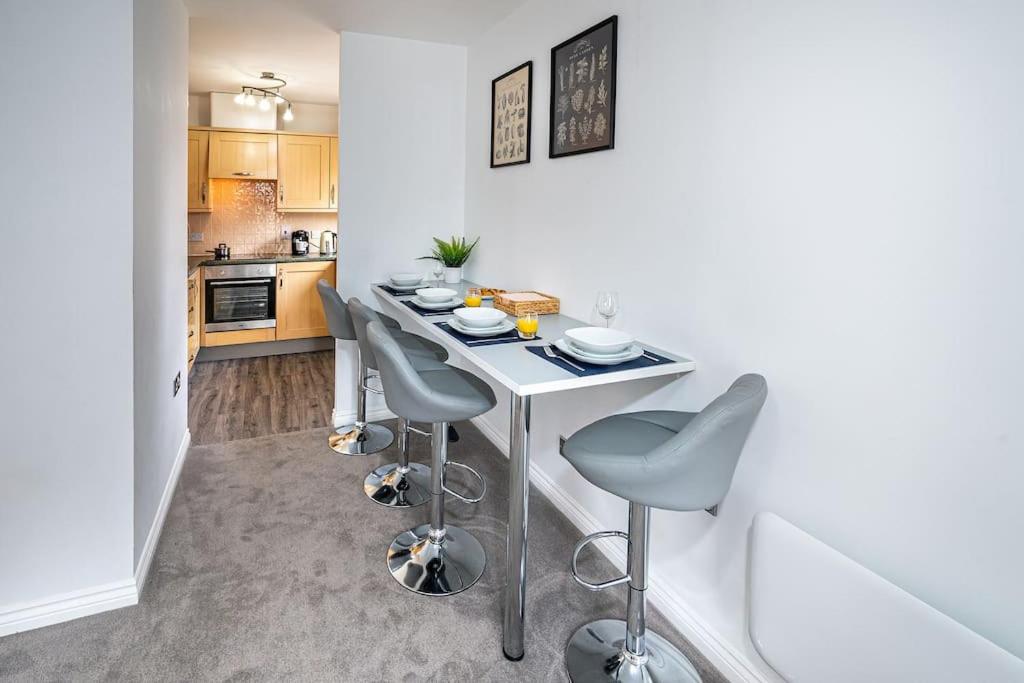 Reading 2-Bed Apartment & Parking view 5