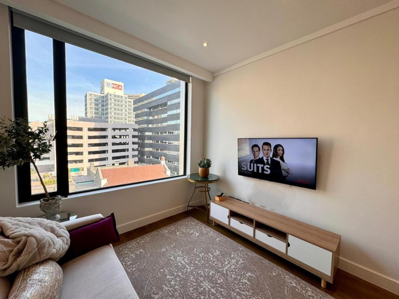 Bree Street Apartment - Explore, Eat, Experience Cape Town view 4