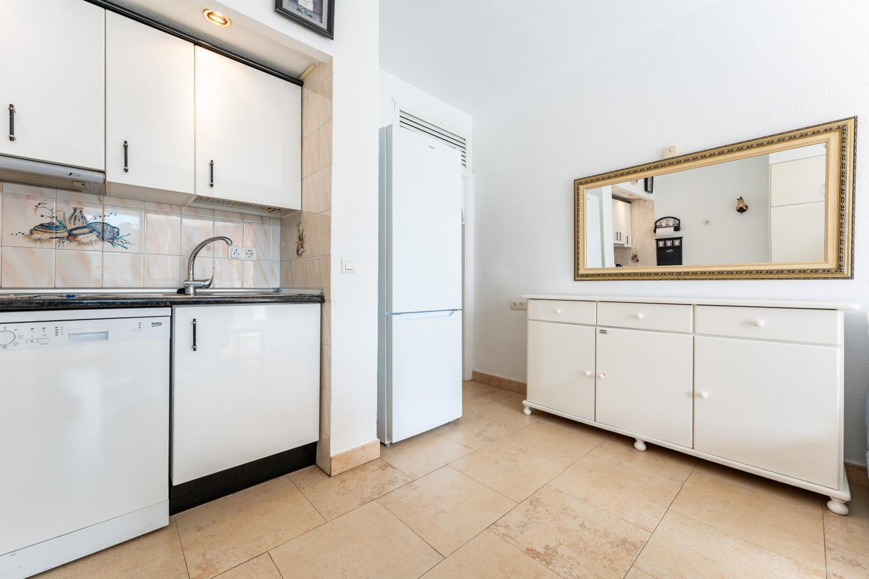 Sunny studio apartment, marina view