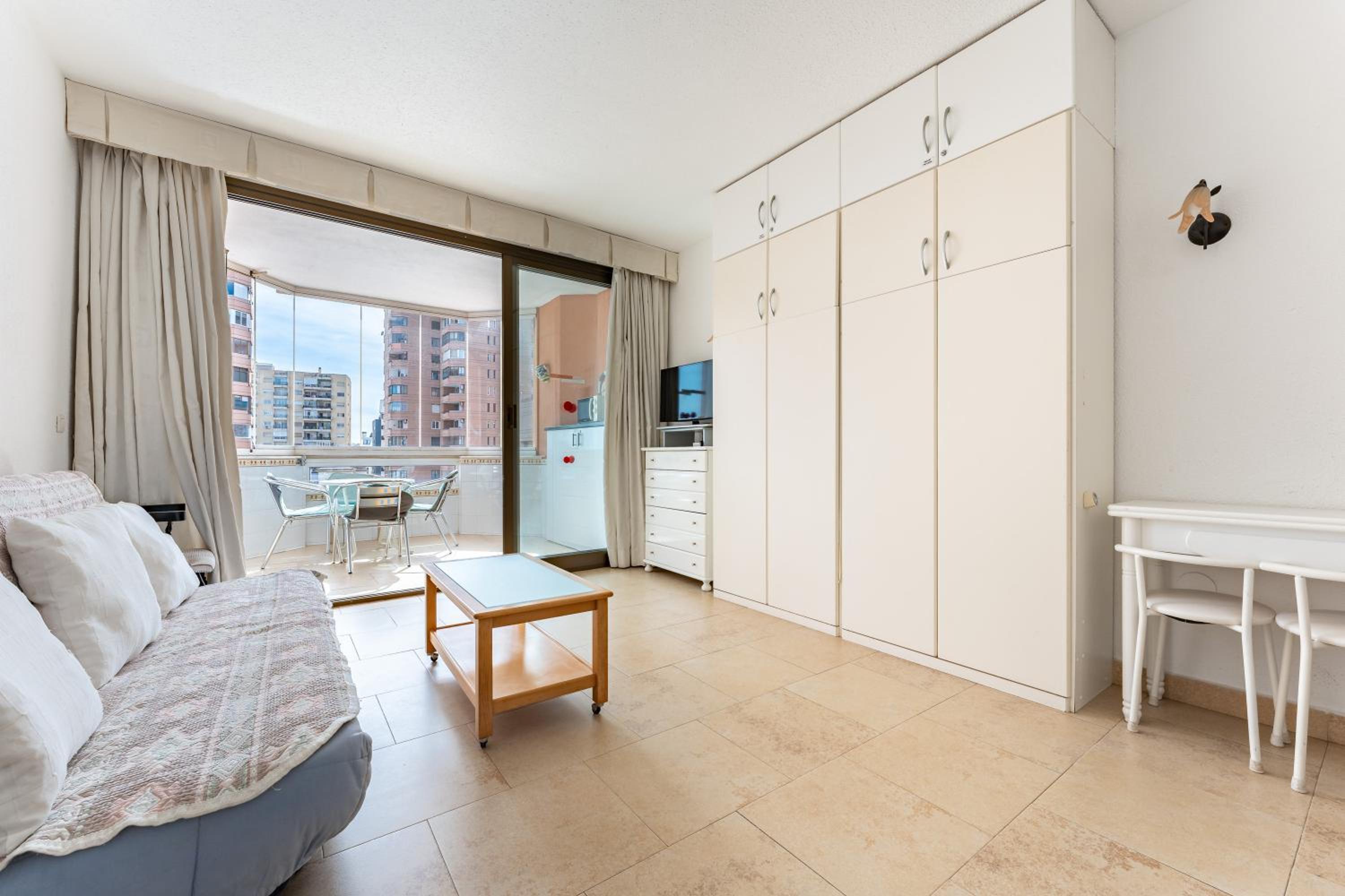 Sunny studio apartment, marina view