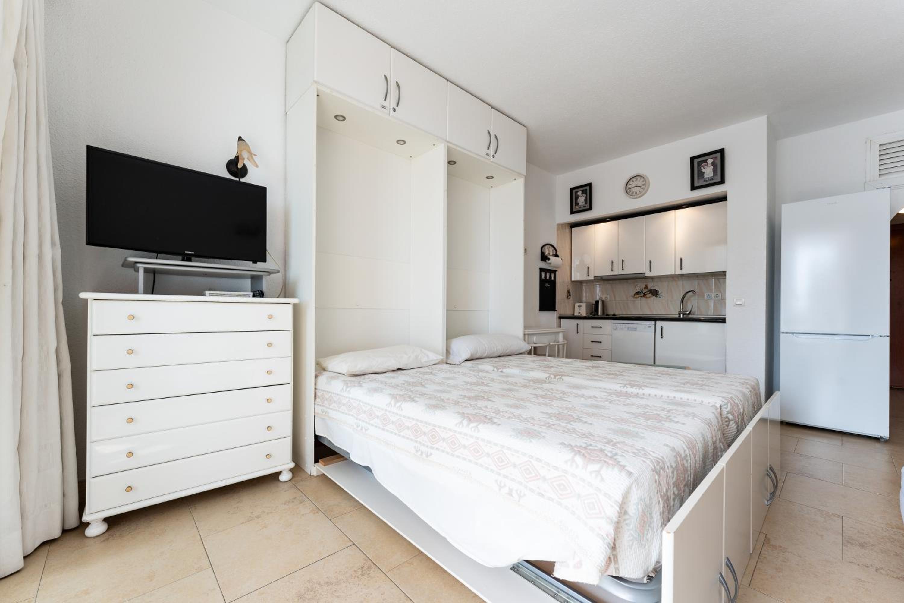 Sunny studio apartment, marina view