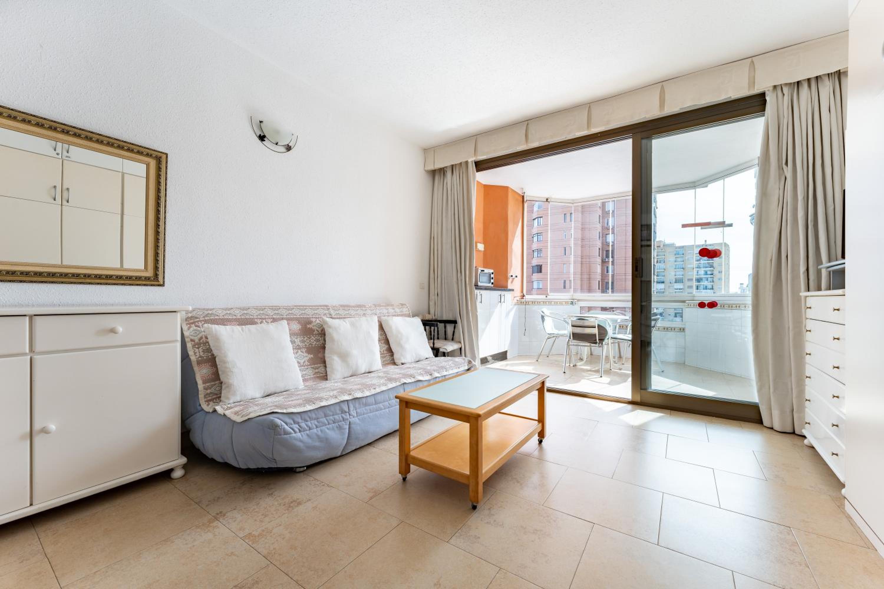 Sunny studio apartment, marina view