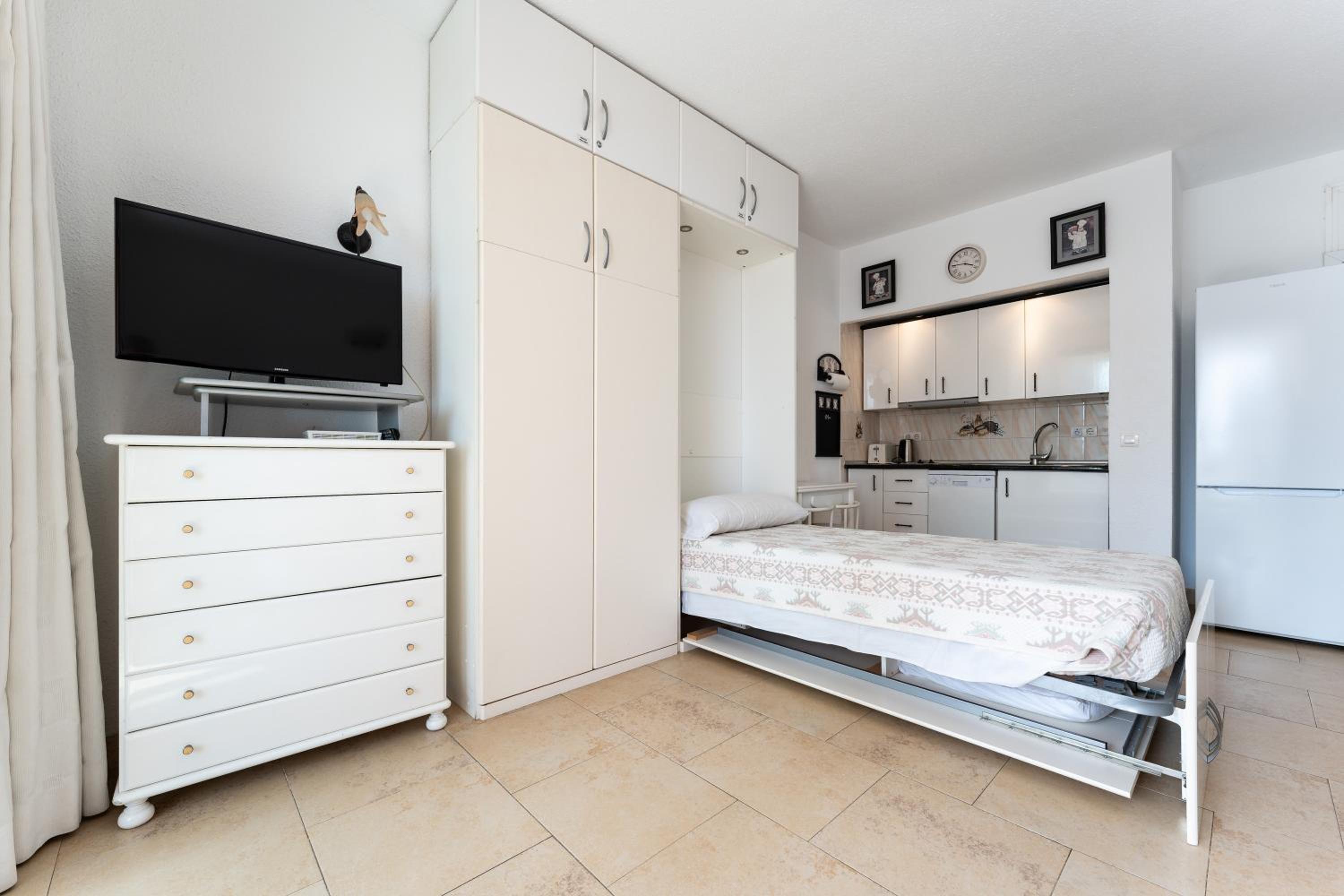 Sunny studio apartment, marina view