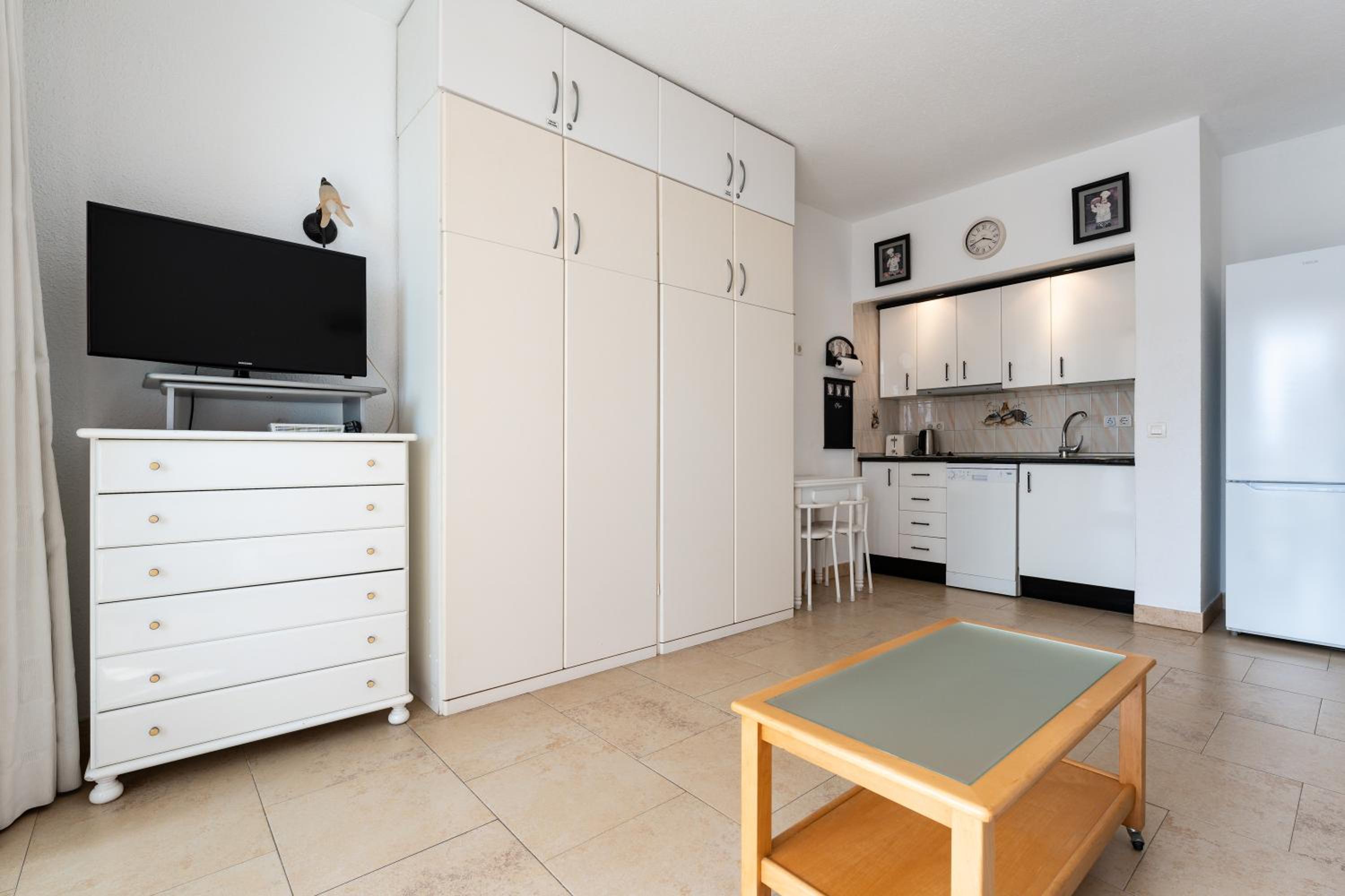 Sunny studio apartment, marina view