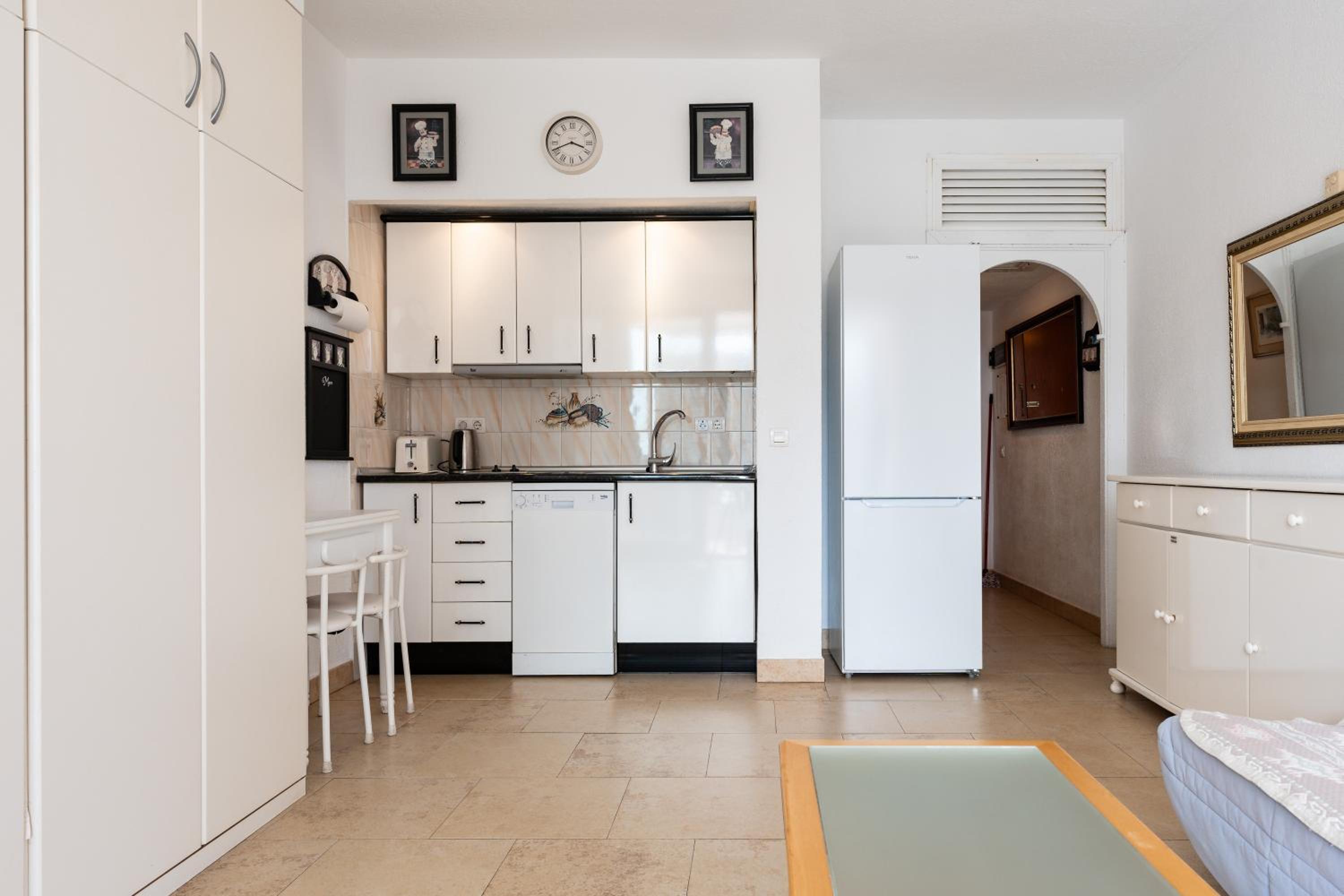 Sunny studio apartment, marina view
