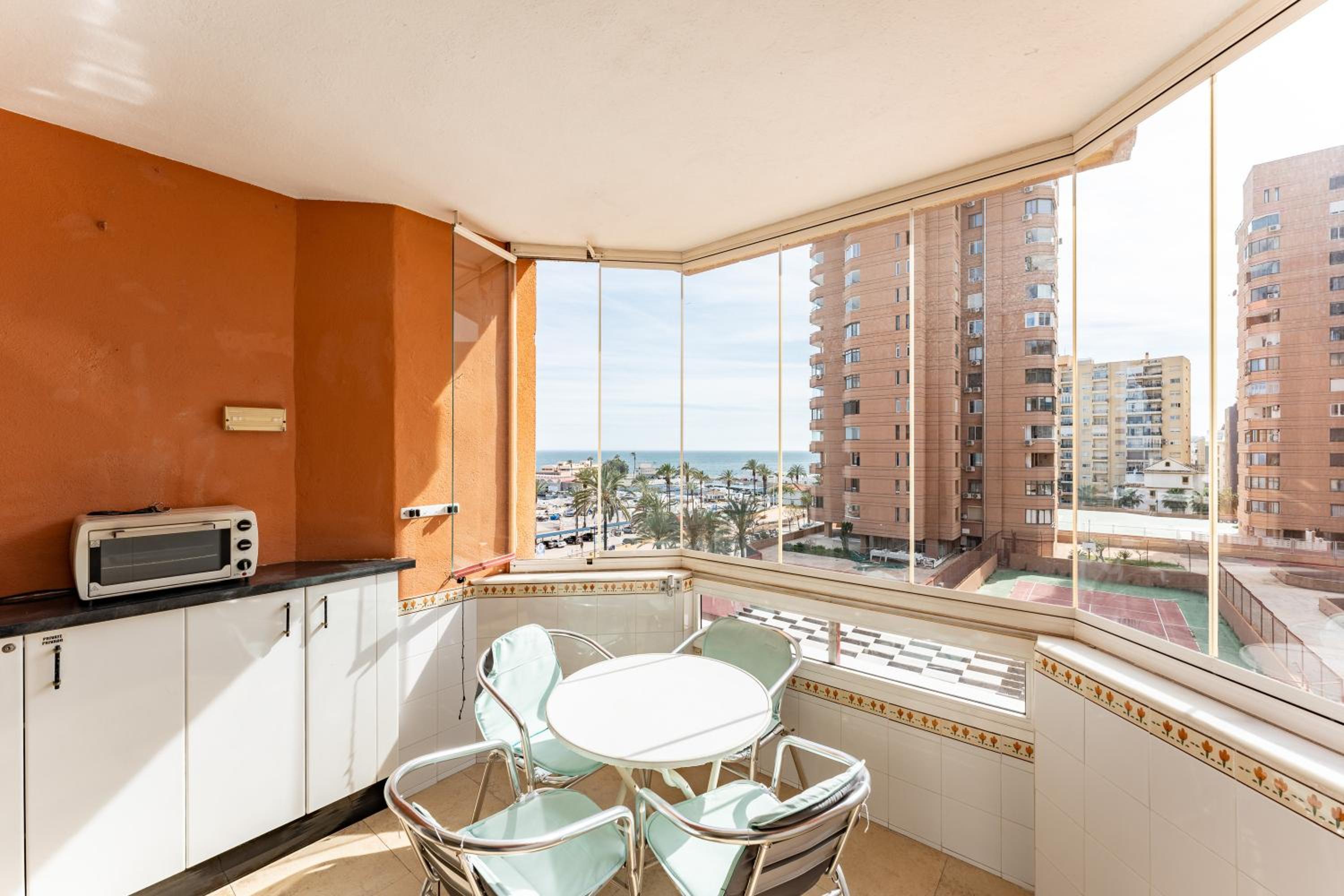 Sunny studio apartment, marina view