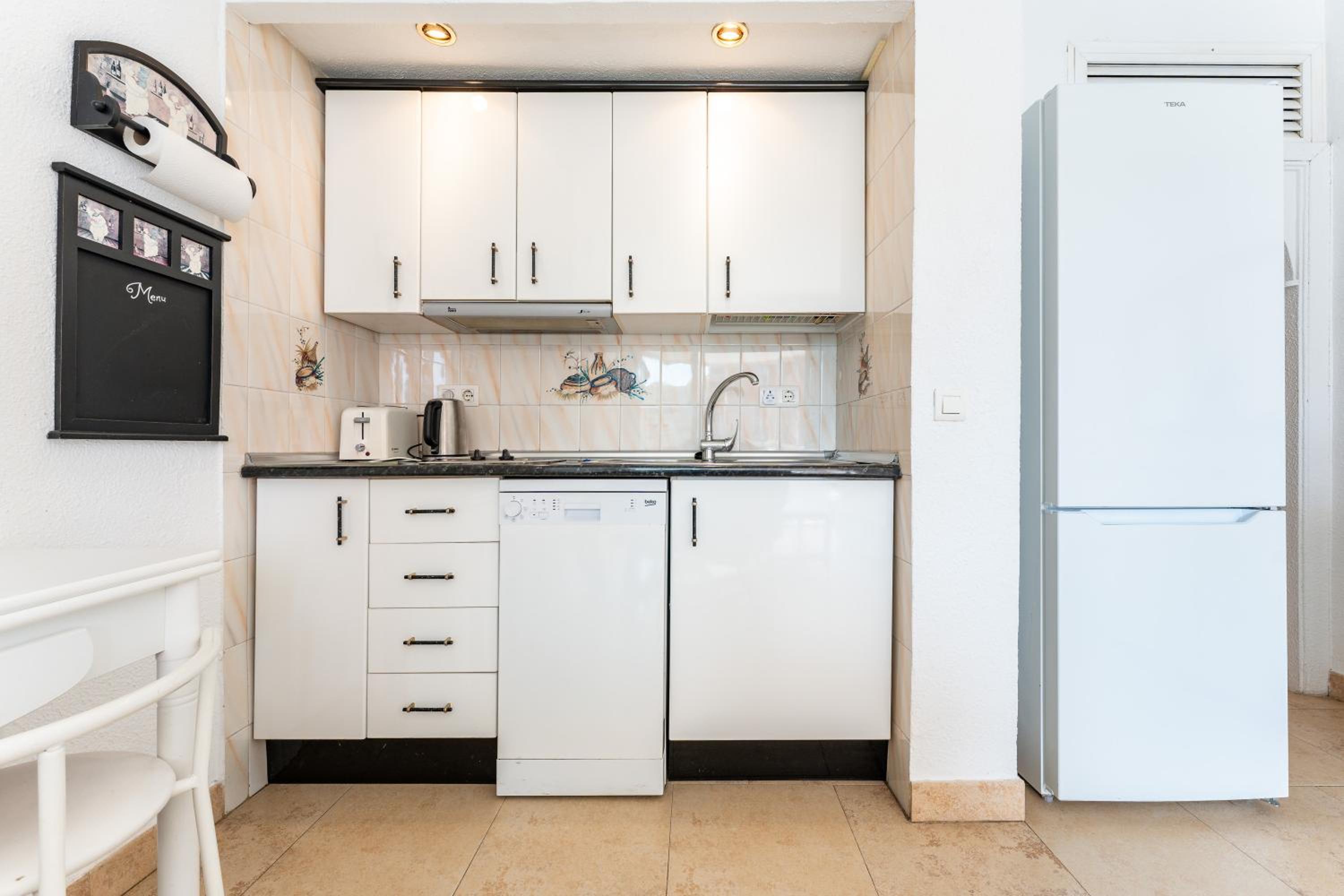 Sunny studio apartment, marina view