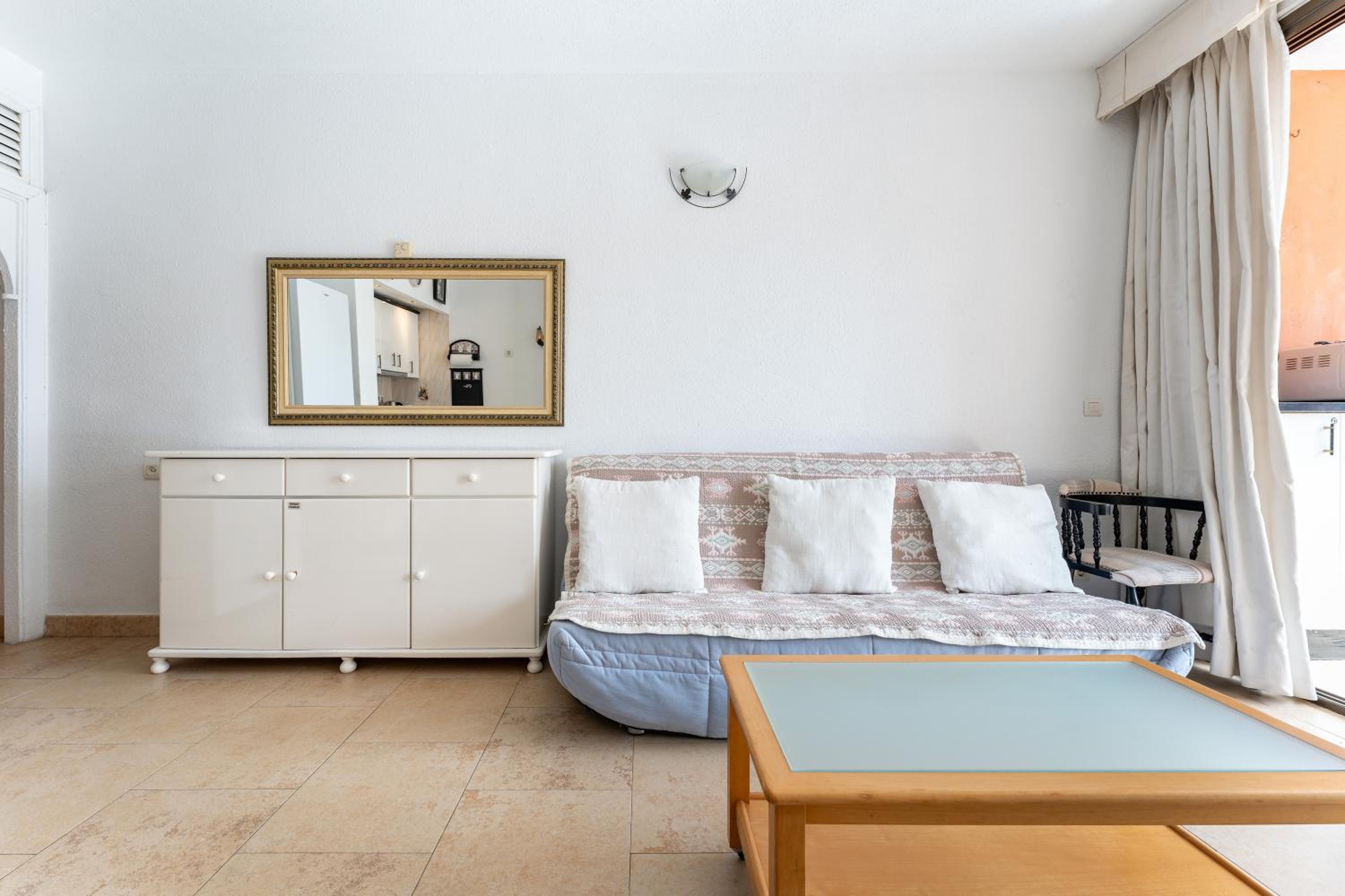Sunny studio apartment, marina view