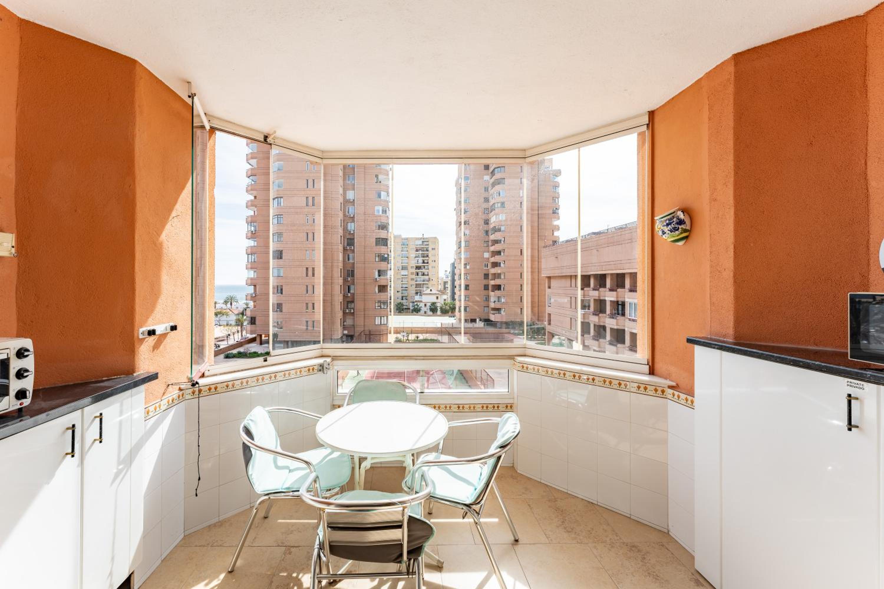 Sunny studio apartment, marina view