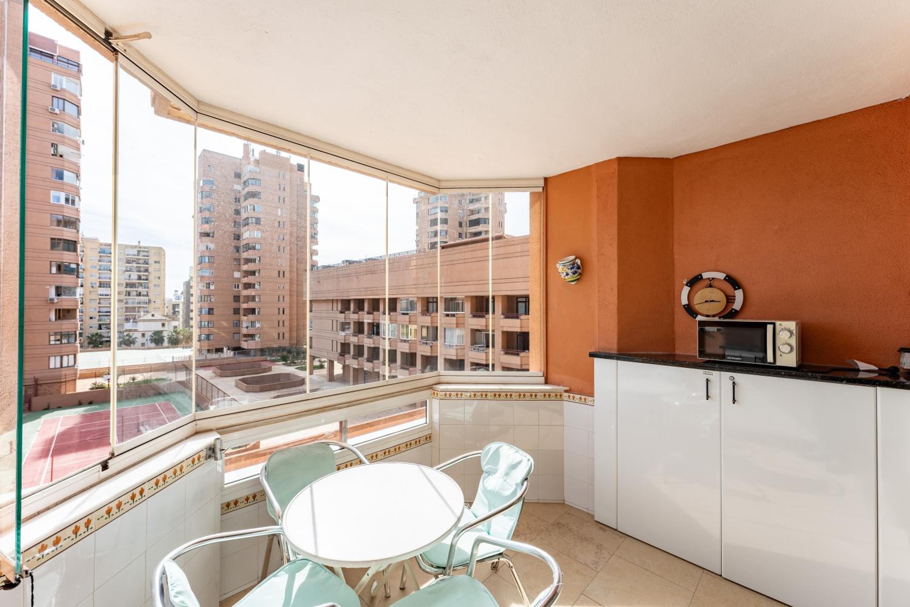 Sunny studio apartment, marina view