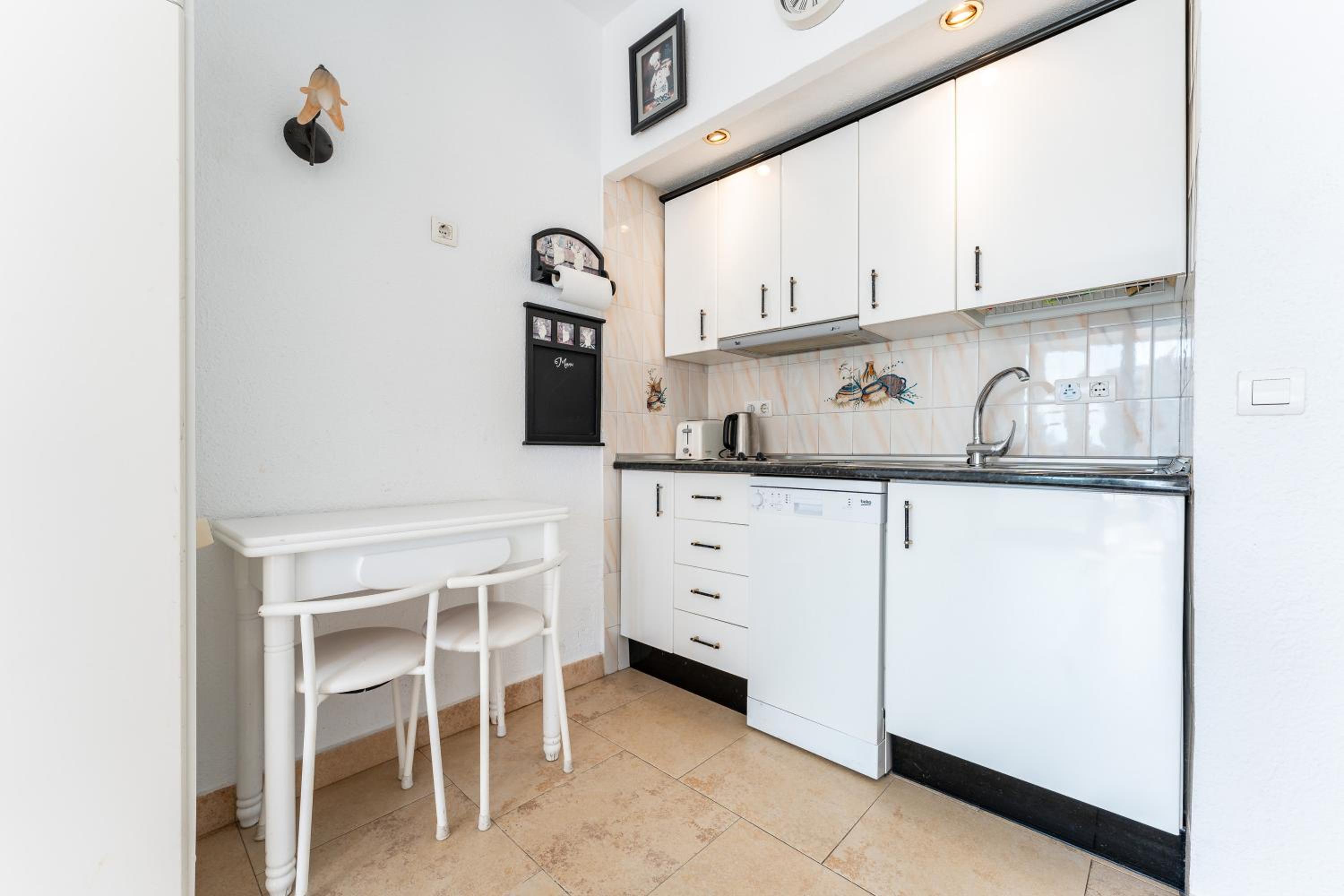 Sunny studio apartment, marina view