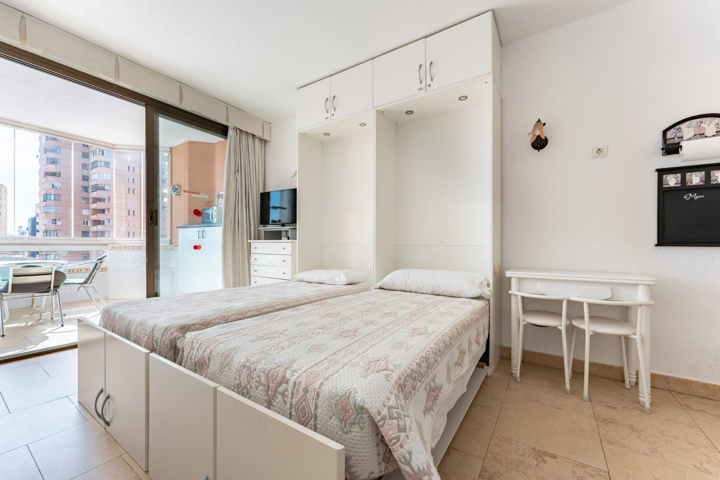 Sunny studio apartment, marina view