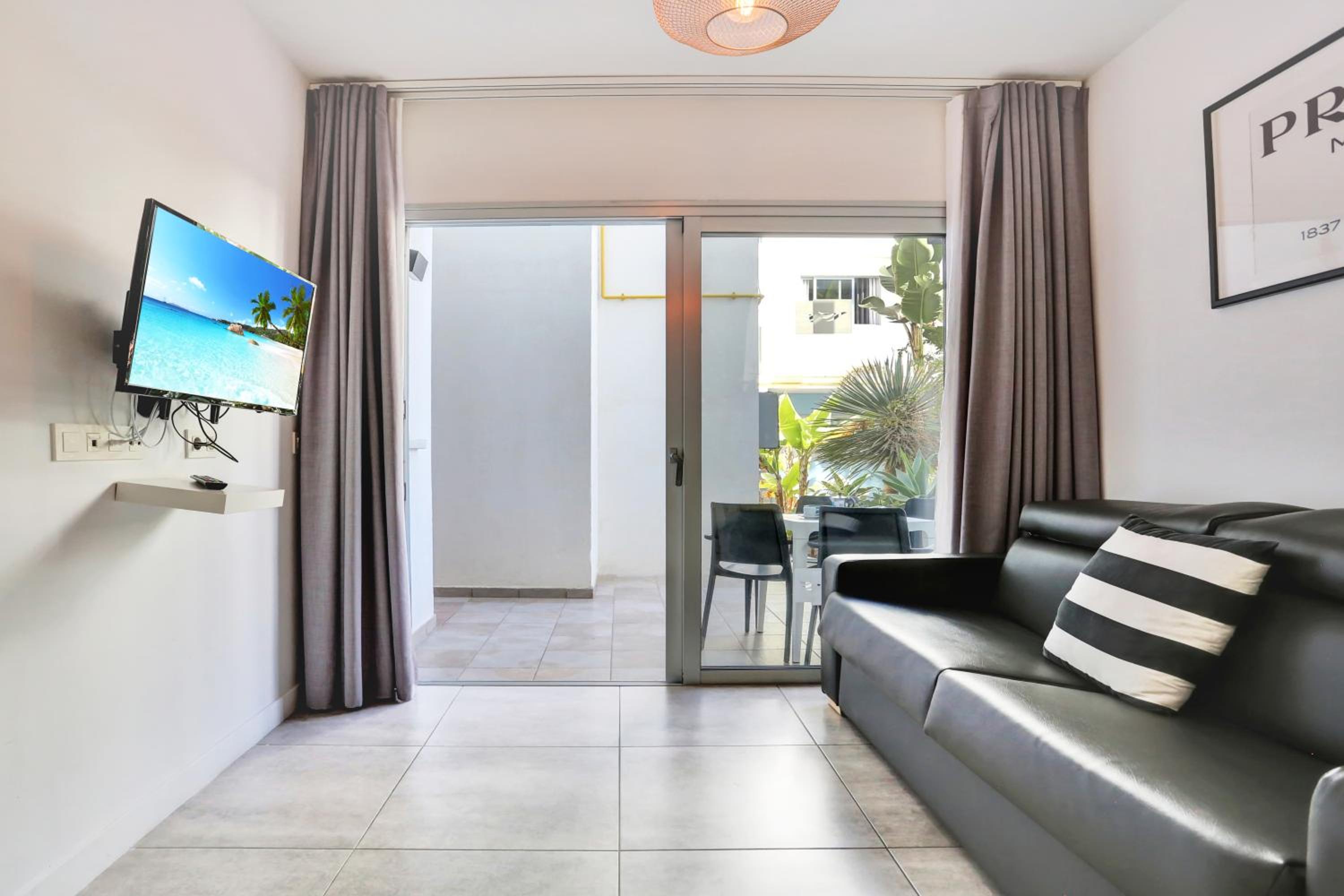 Paradise Sun - Stylish 1BR Apartment with Pool, Terrace & Rooftop Bar, 100 m from Corralejo Beach