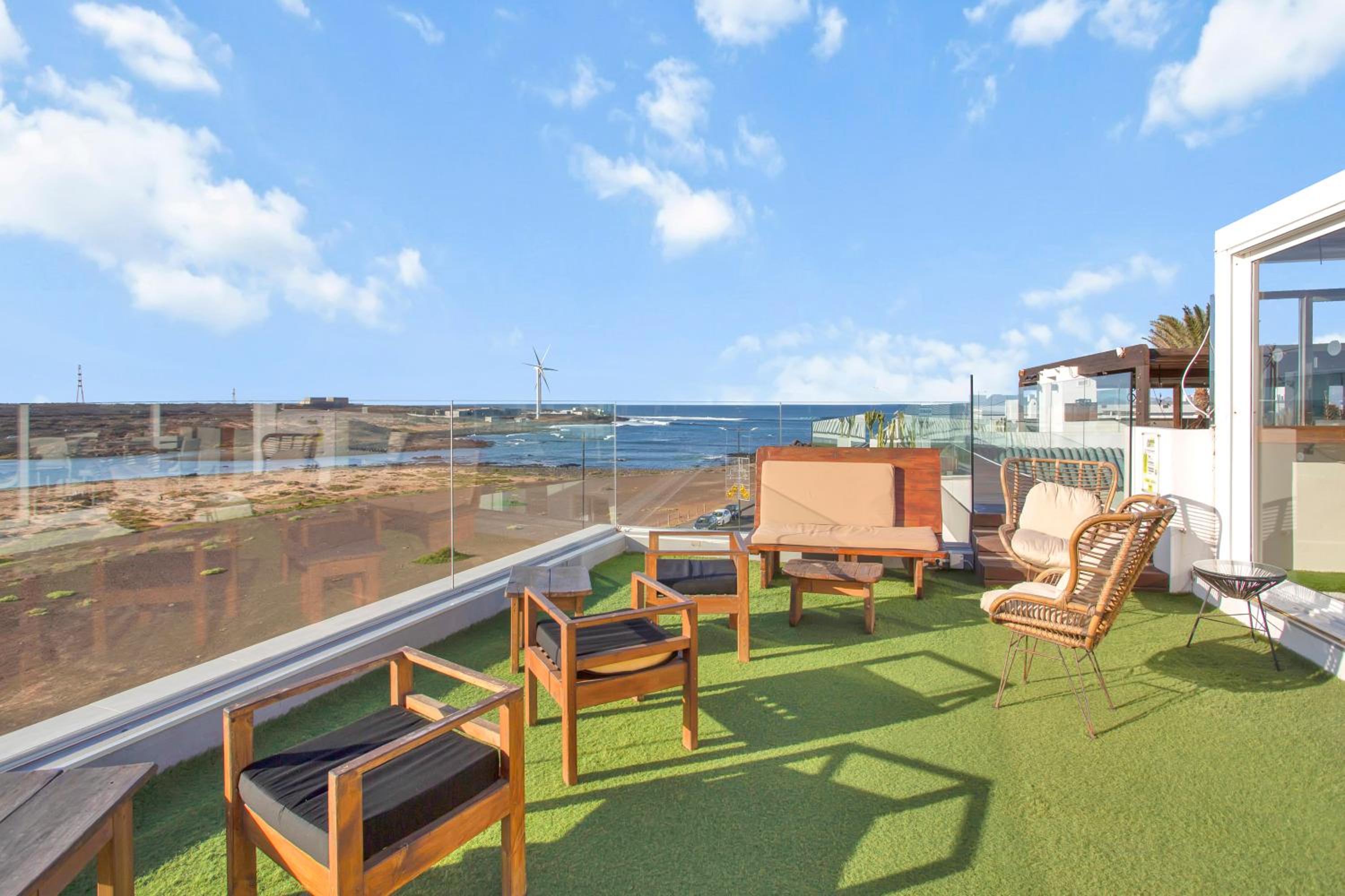 Paradise Sun - Stylish 1BR Apartment with Pool, Terrace & Rooftop Bar, 100 m from Corralejo Beach