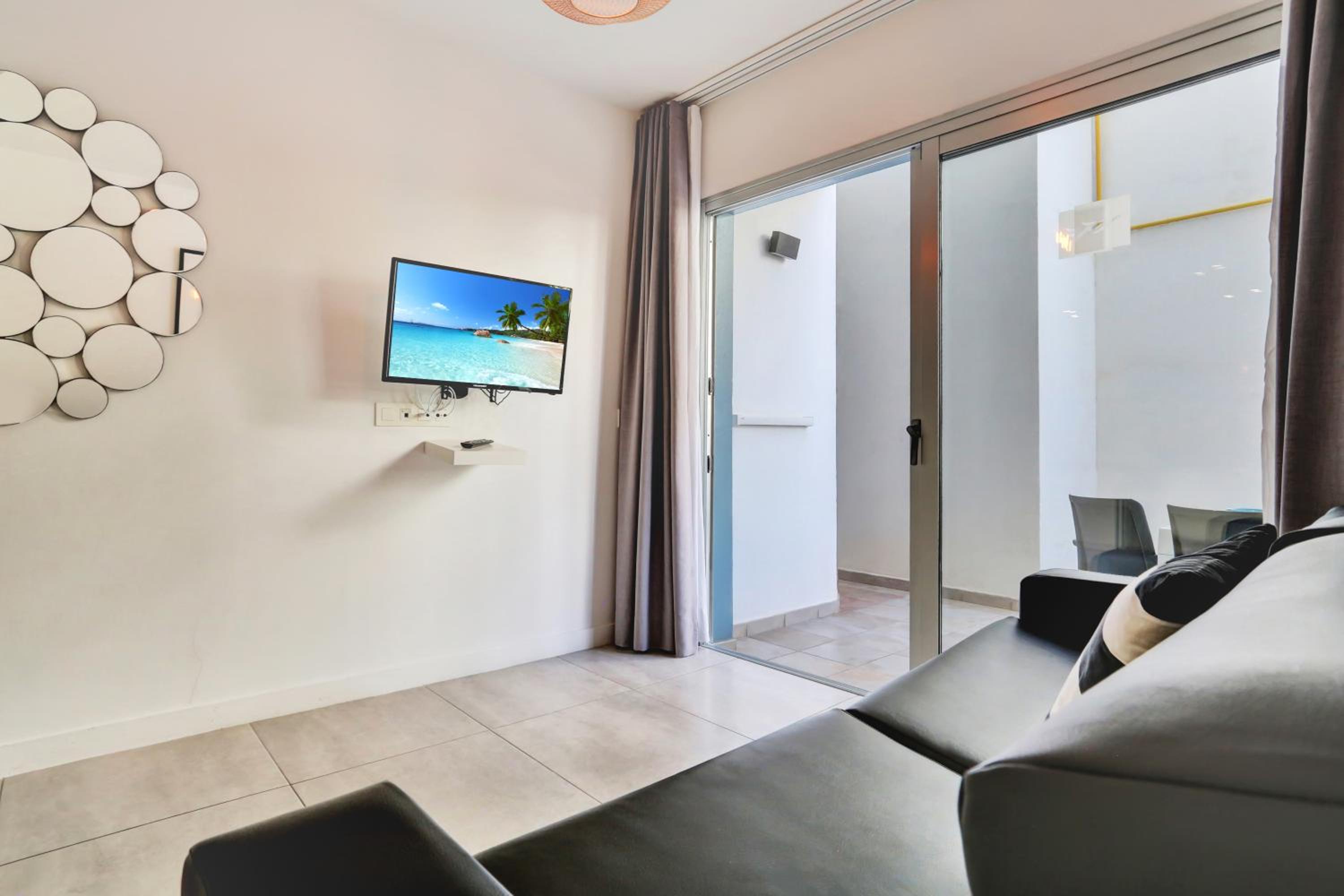 Paradise Sun - Stylish 1BR Apartment with Pool, Terrace & Rooftop Bar, 100 m from Corralejo Beach