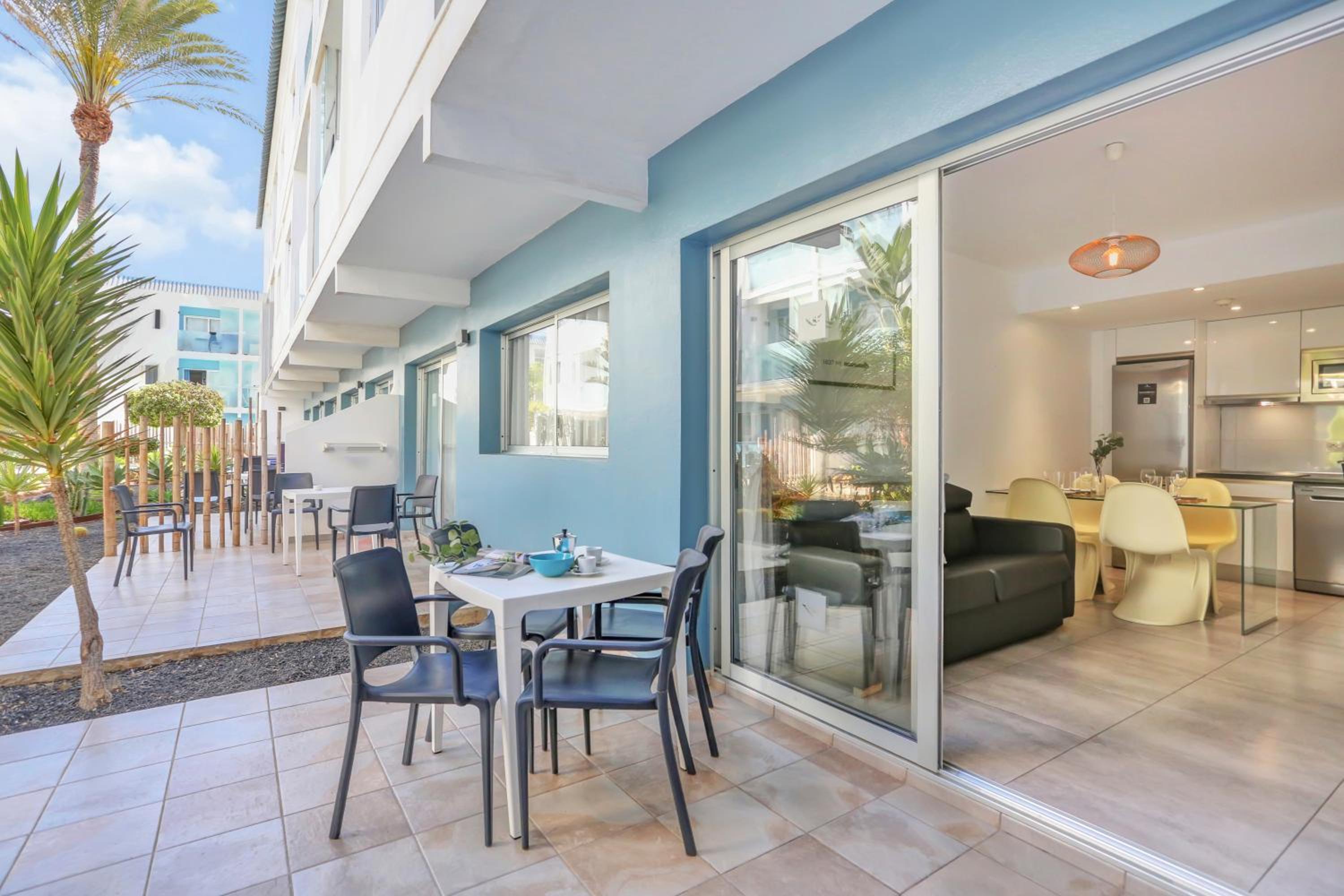 Paradise Sun - Stylish 1BR Apartment with Pool, Terrace & Rooftop Bar, 100 m from Corralejo Beach