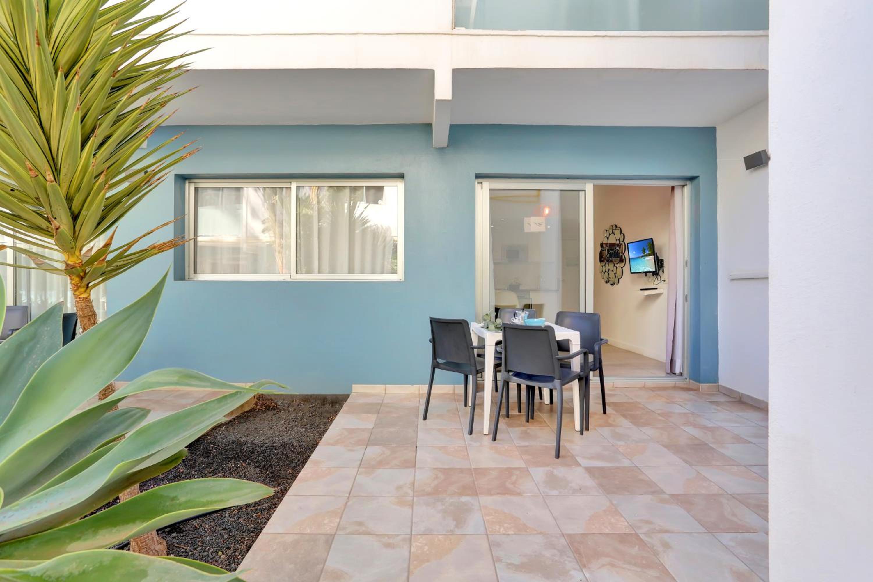 Paradise Sun - Stylish 1BR Apartment with Pool, Terrace & Rooftop Bar, 100 m from Corralejo Beach