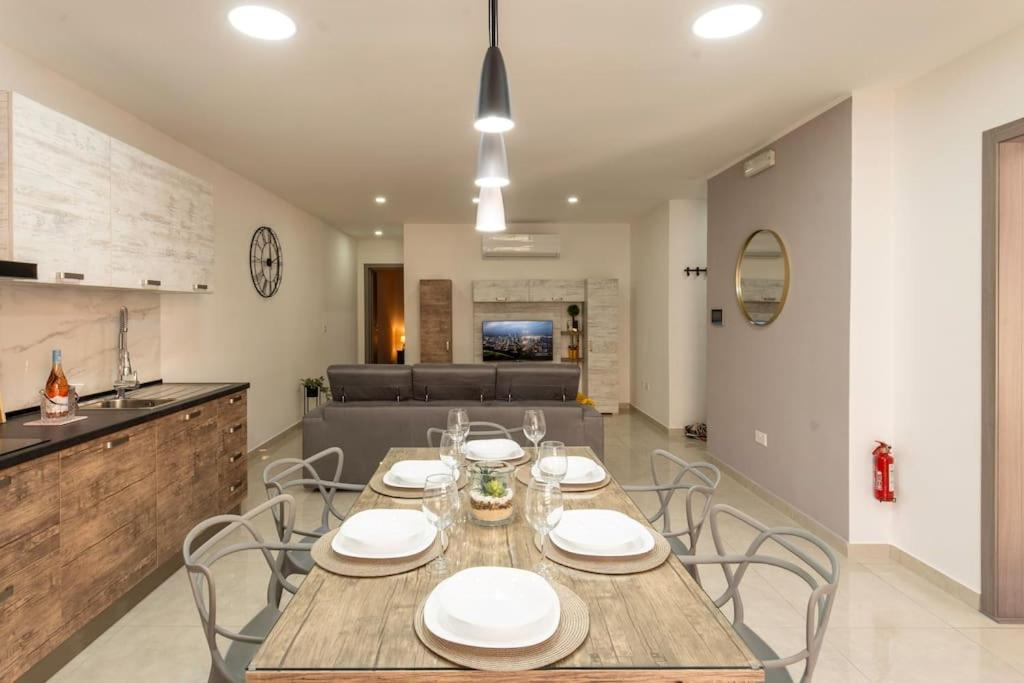 Modern, Bright & Spacious Apartment near the sea view 4