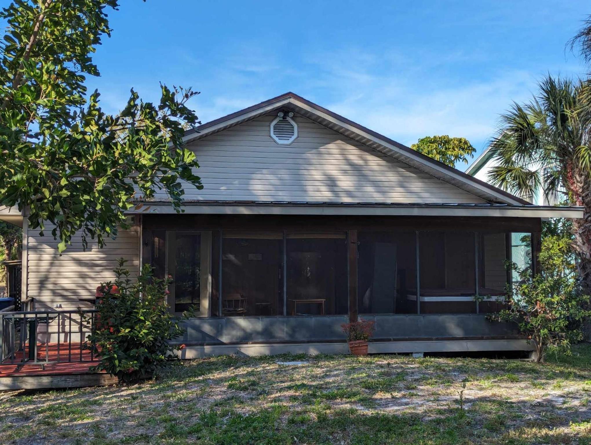 Cute 3/2 Siesta home steps from Siesta waters view 4